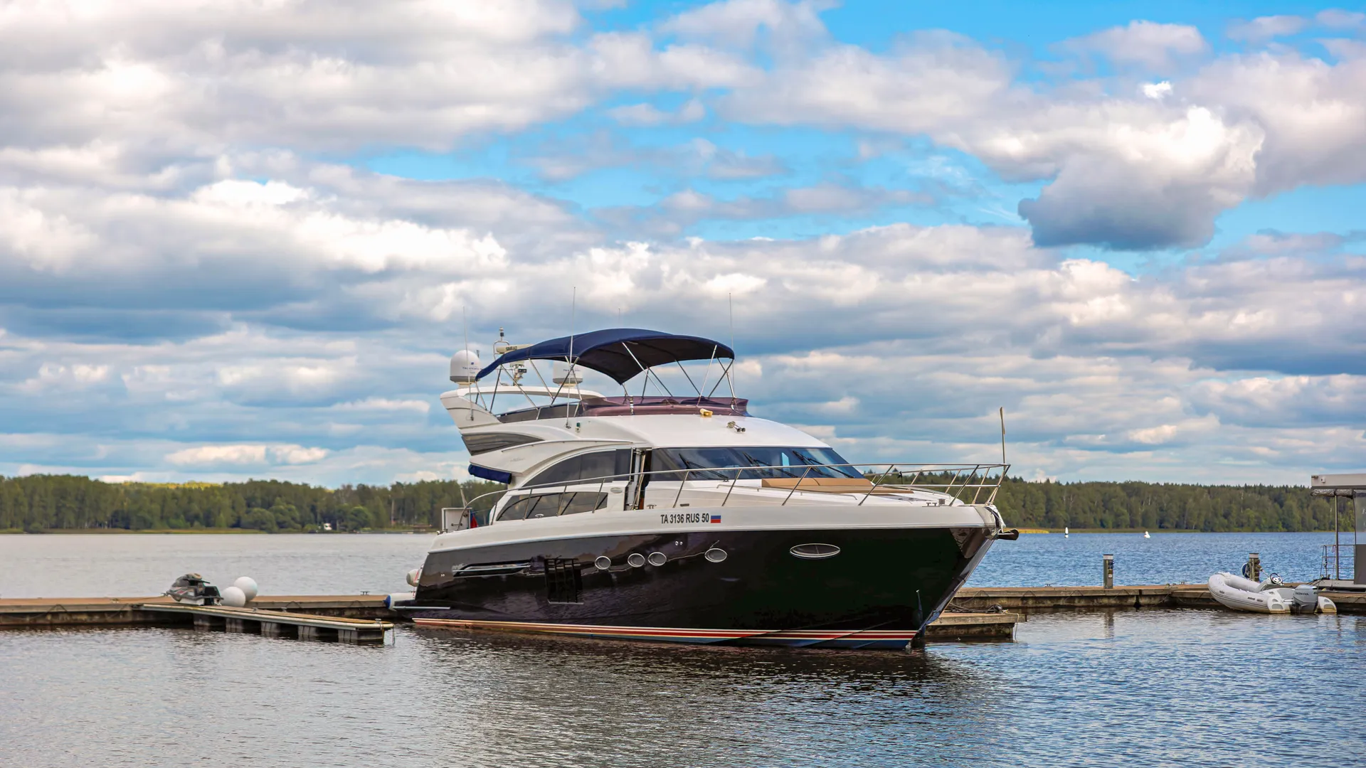 Яхта на причале яхт-клуба Tenzor Sailing Club в Мытищах на берегу Пестовского водохранилища