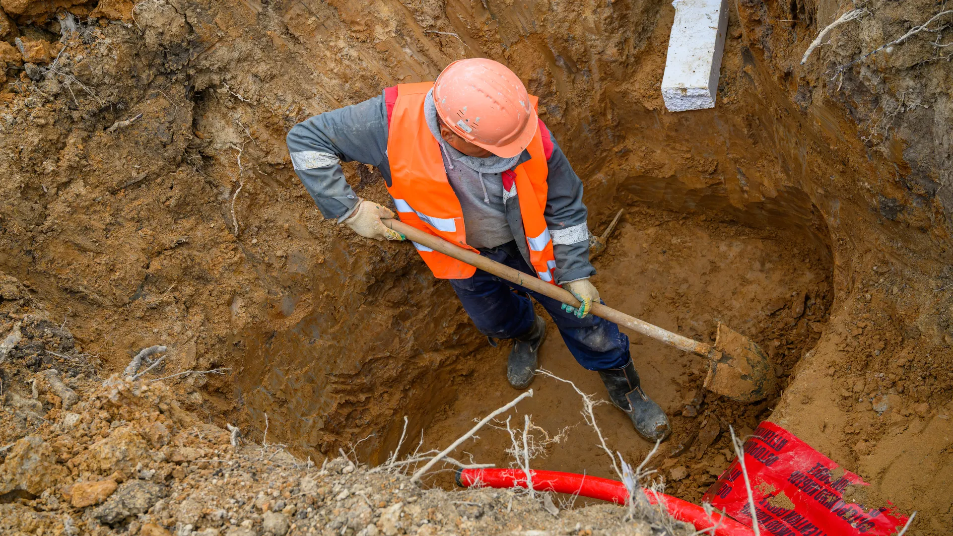 Рабочие строят новый водопровод во Фрязино