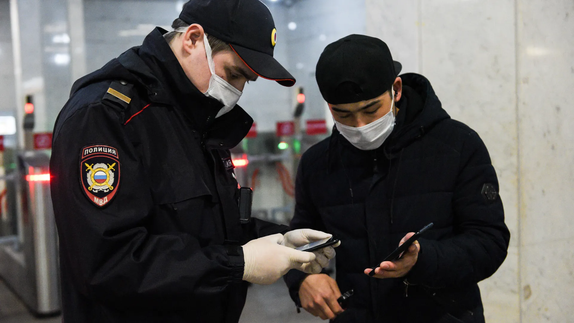 Проверка электронных пропусков в московском метро