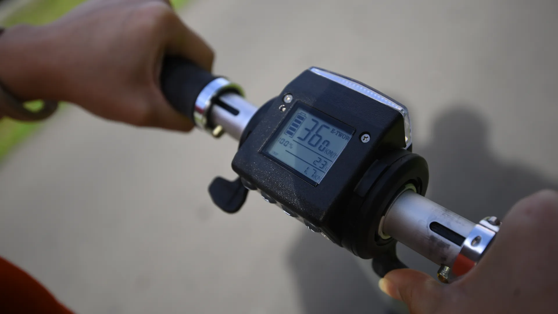 Девушка на электрическом самокате в Москве