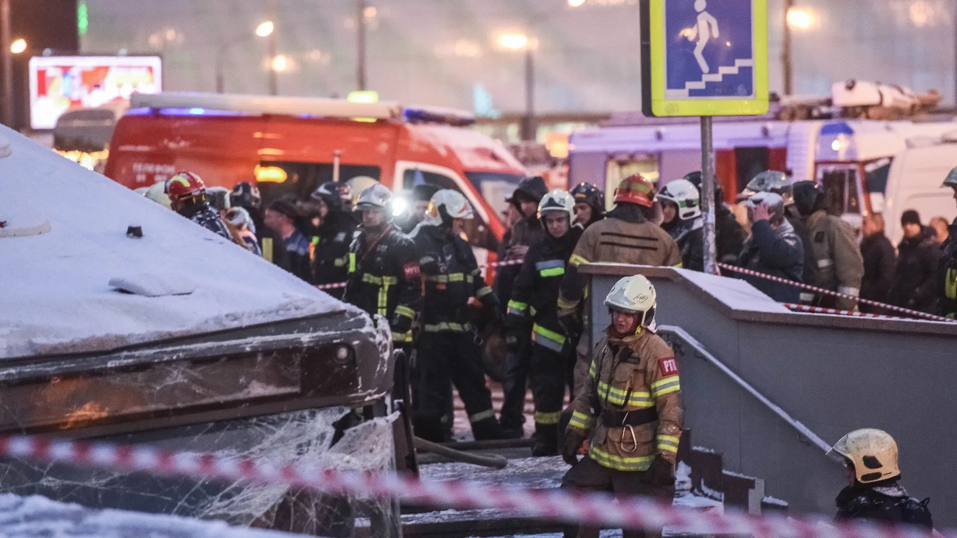 Въезд автобуса в пешеходный переход на западе Москвы
