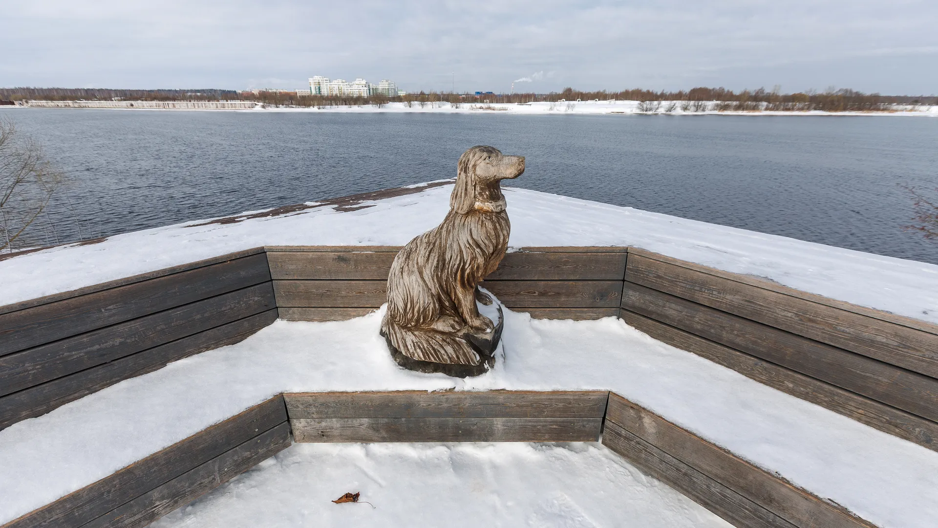 Скульптура собаки на Комсомольской набережной в Дубне