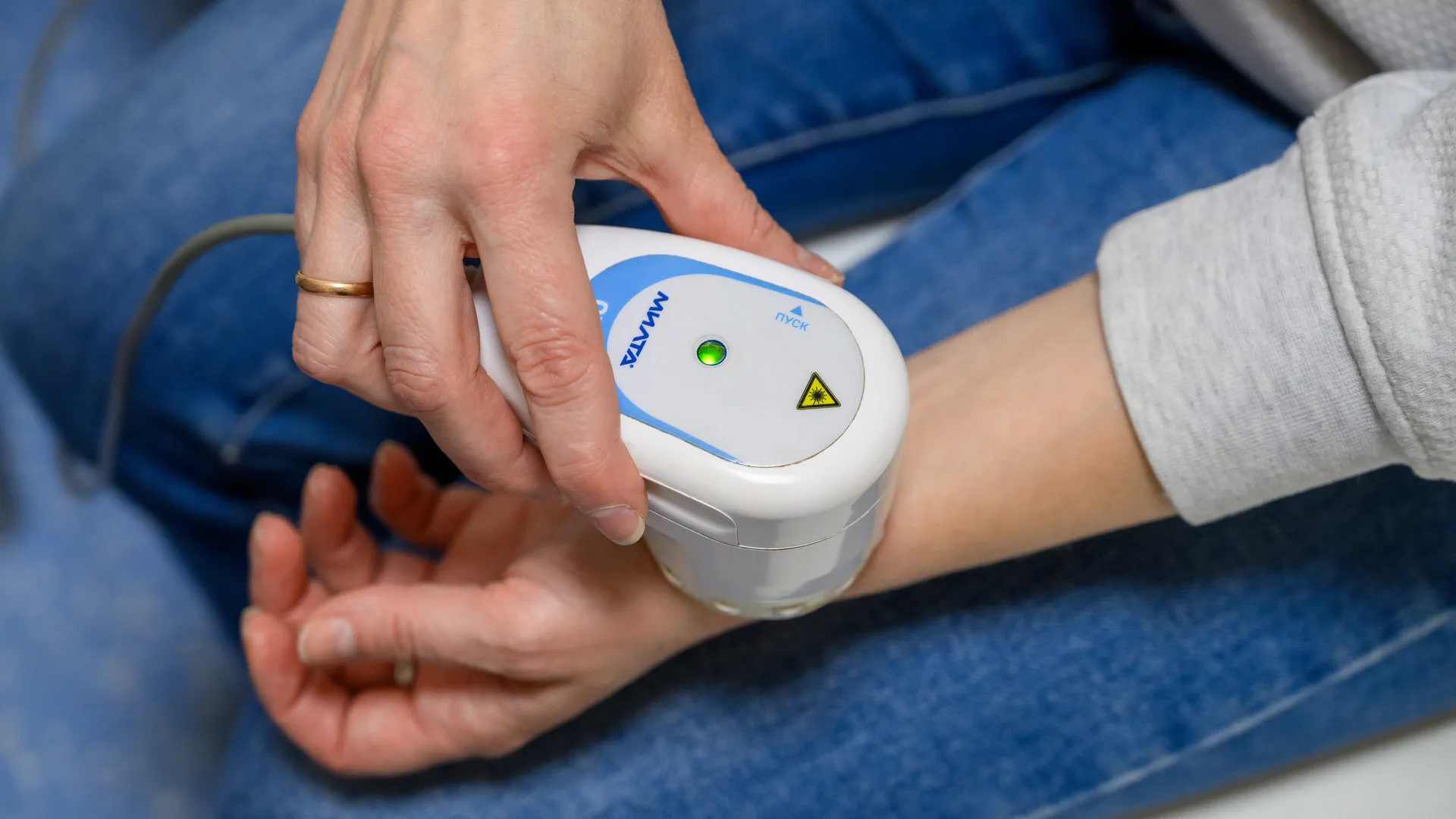 Пациент в кабинете физиотерапии в поликлинике поселка Октябрьский округа Люберцы