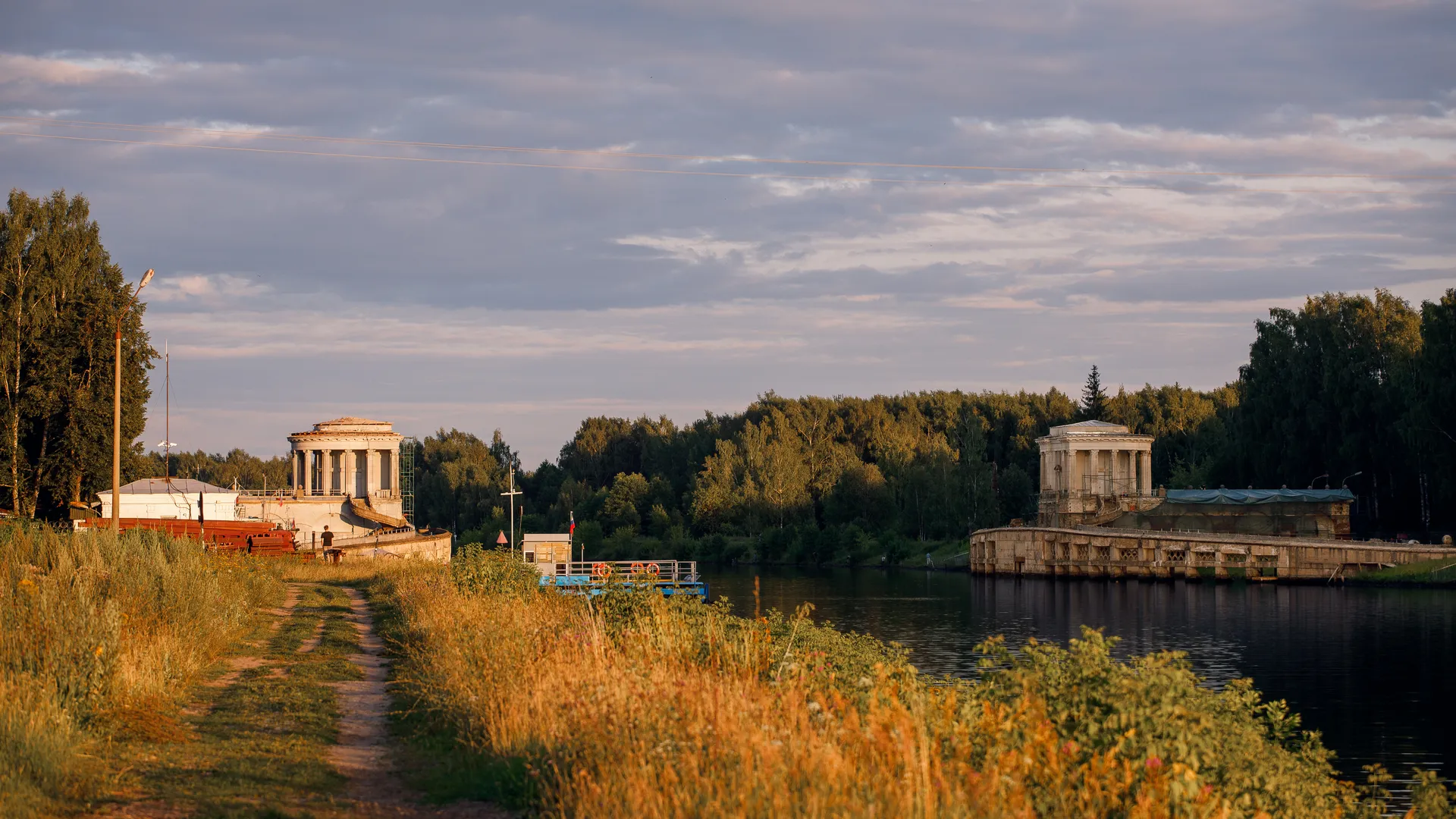 Дубна. Паромная переправа № 1 через канал им. Москвы и заградительные ворота