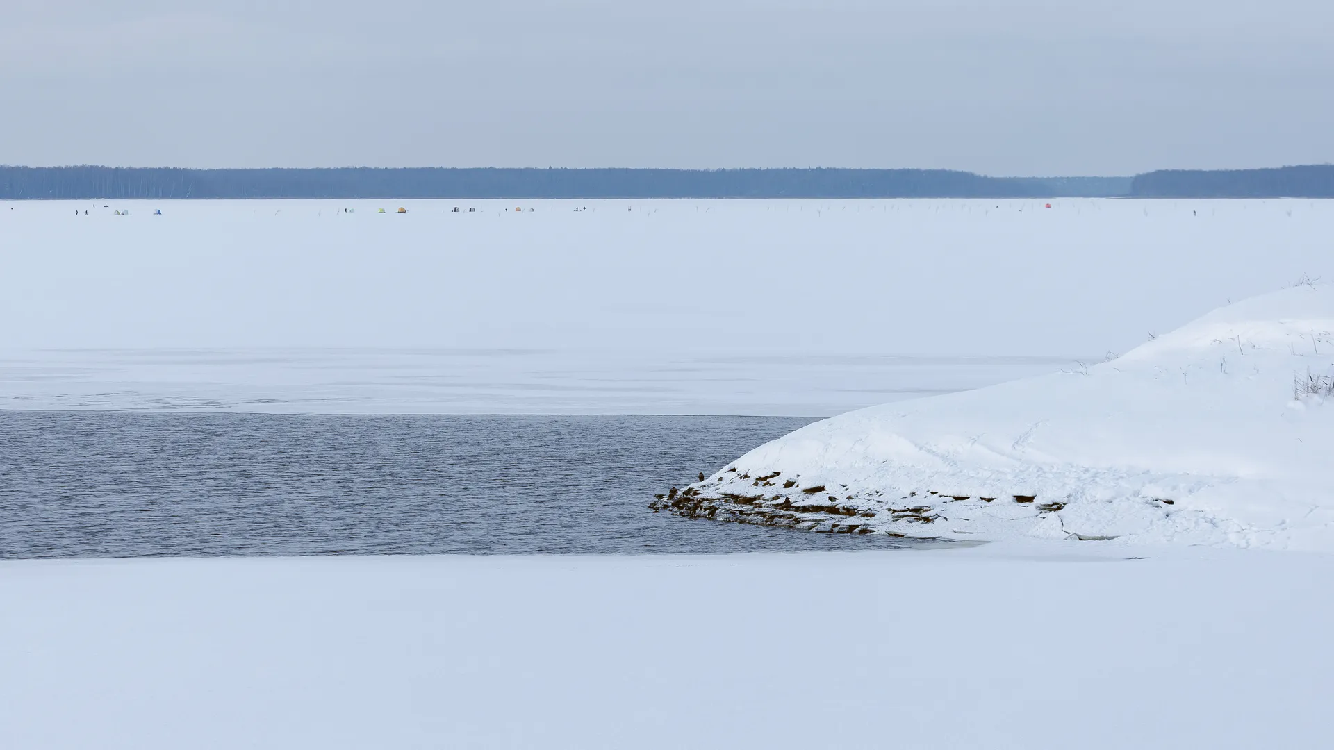 Зимний вид канала имени Москвы в Дубне зимой