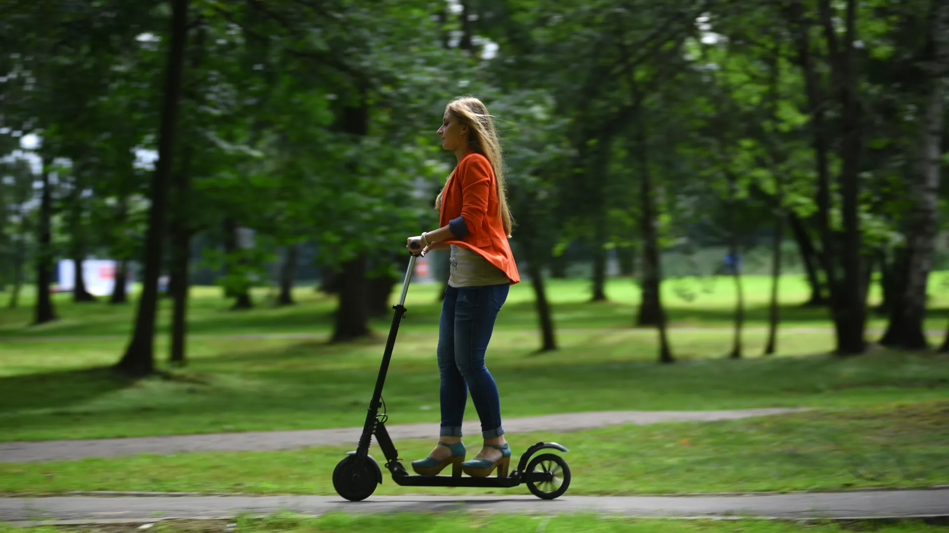 Девушка на электрическом самокате в Москве