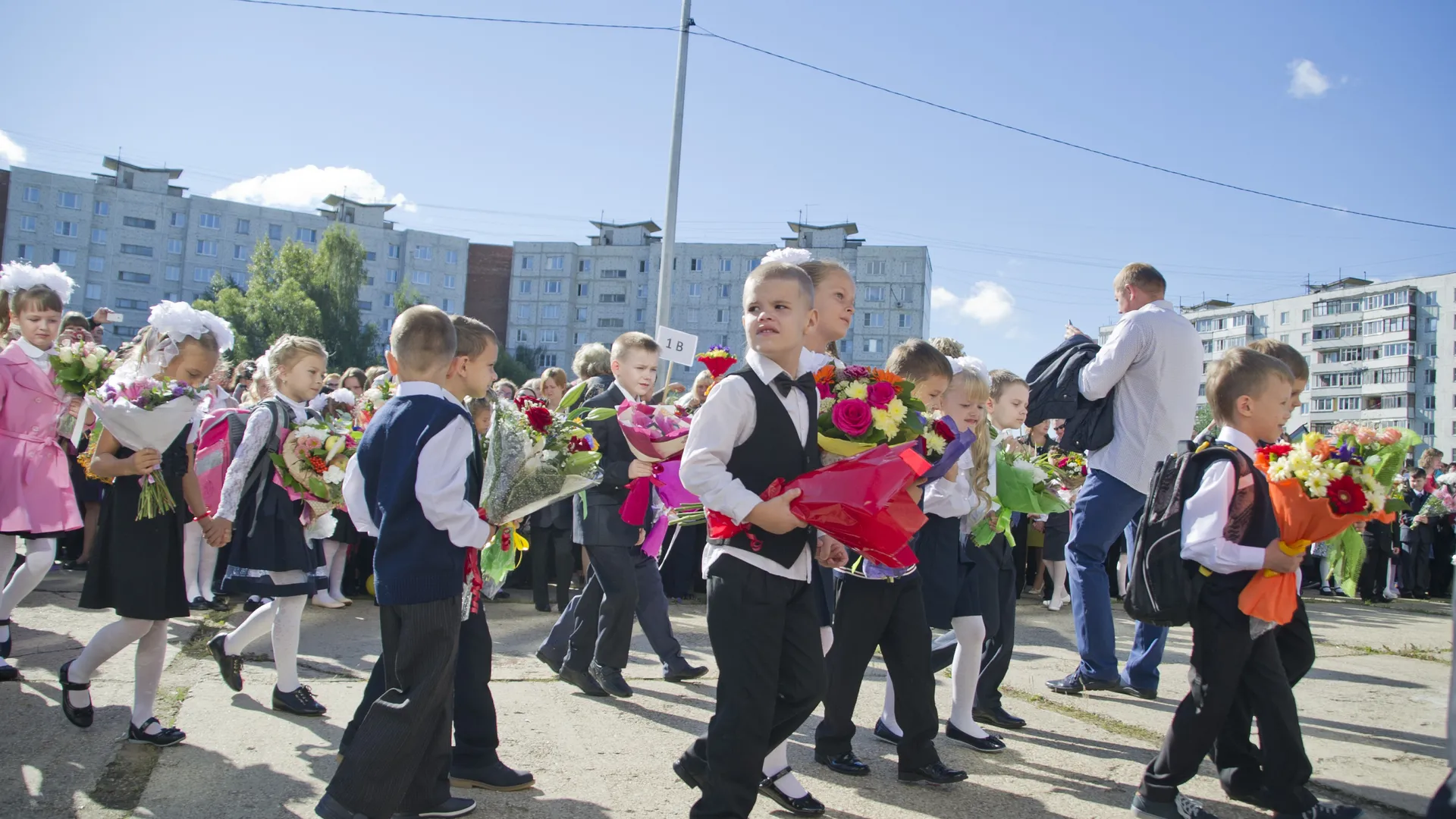 Торжественная линейка в школе № 17 Ногинска