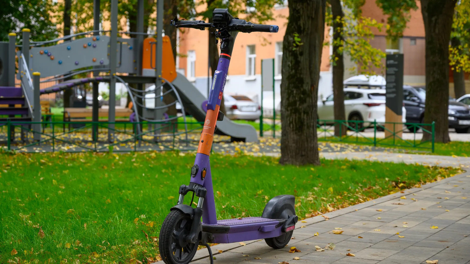 Прокат самокатов в сквере на улице Крупешина в Балашихе