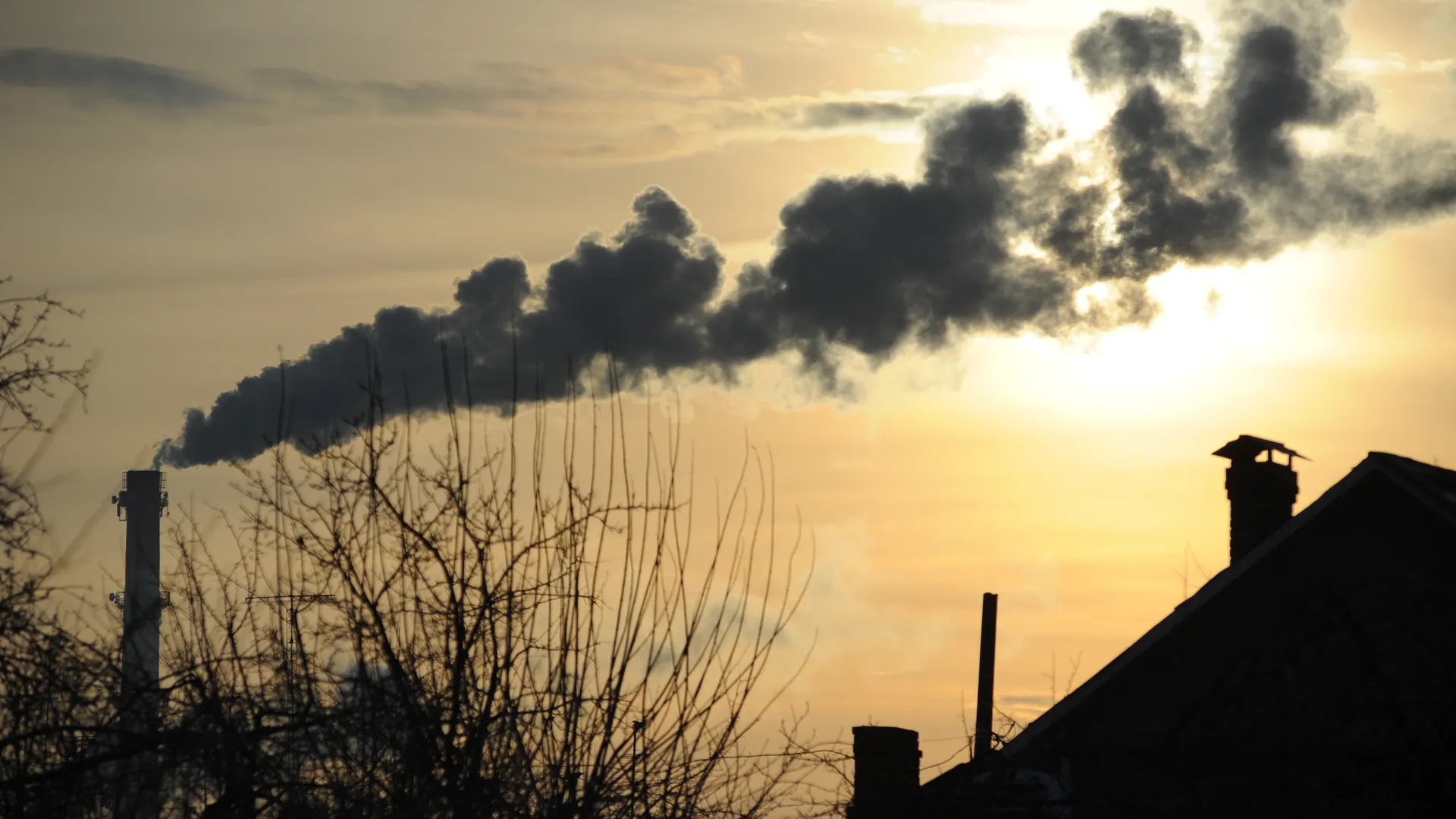 Пар из трубы котельной в Троицке зимой