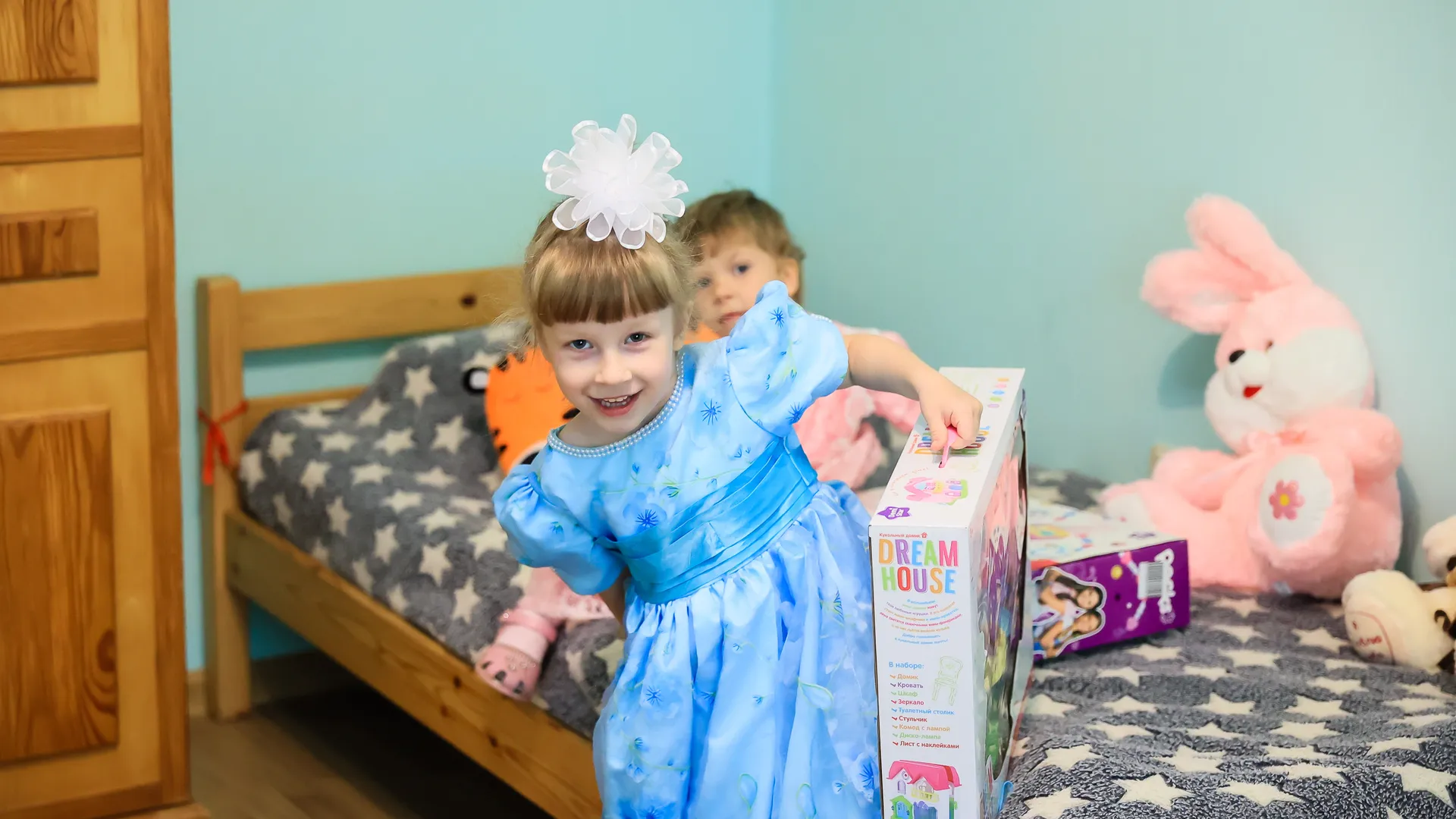 Посещение Губернатором Подмосковья семьи принявшей под опеку самое большое количество детей-сирот из Донбасса