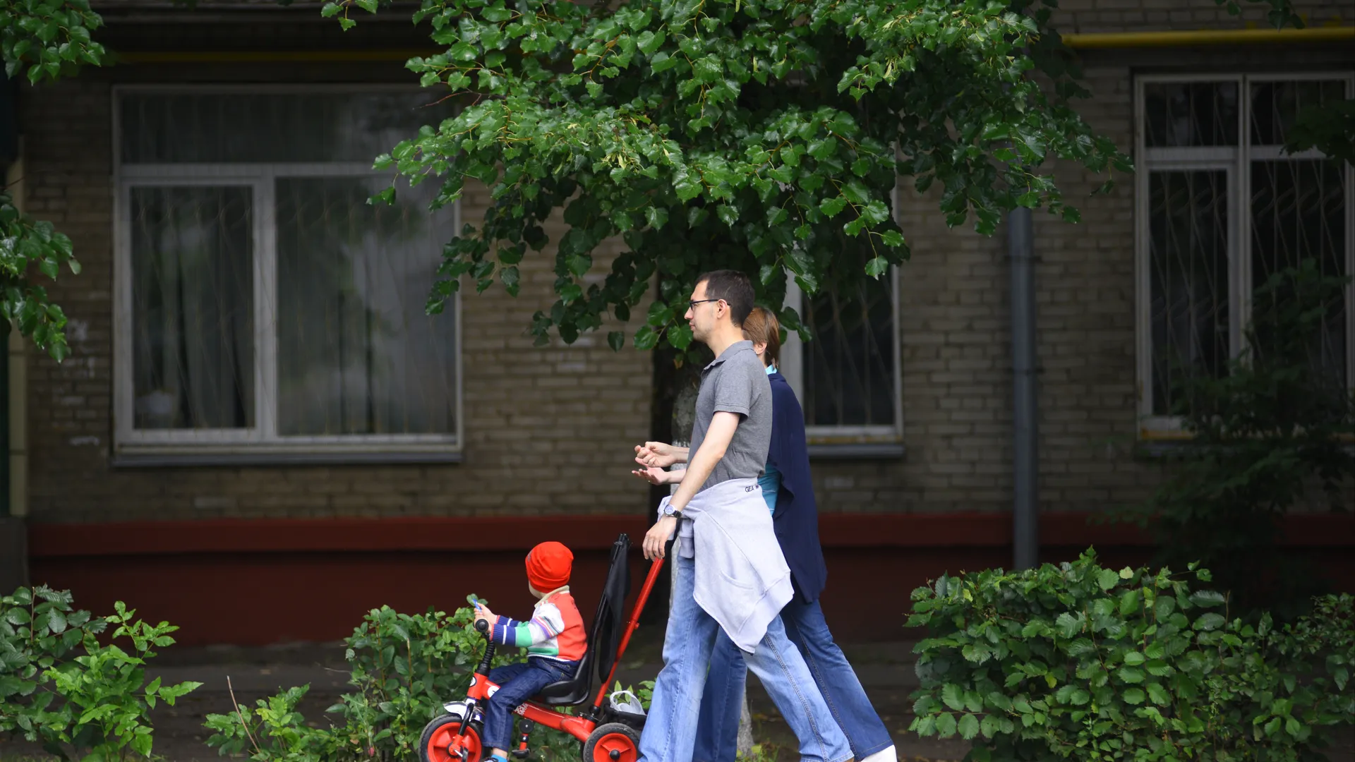 Горожане гуляют по улице Ленина в Реутове