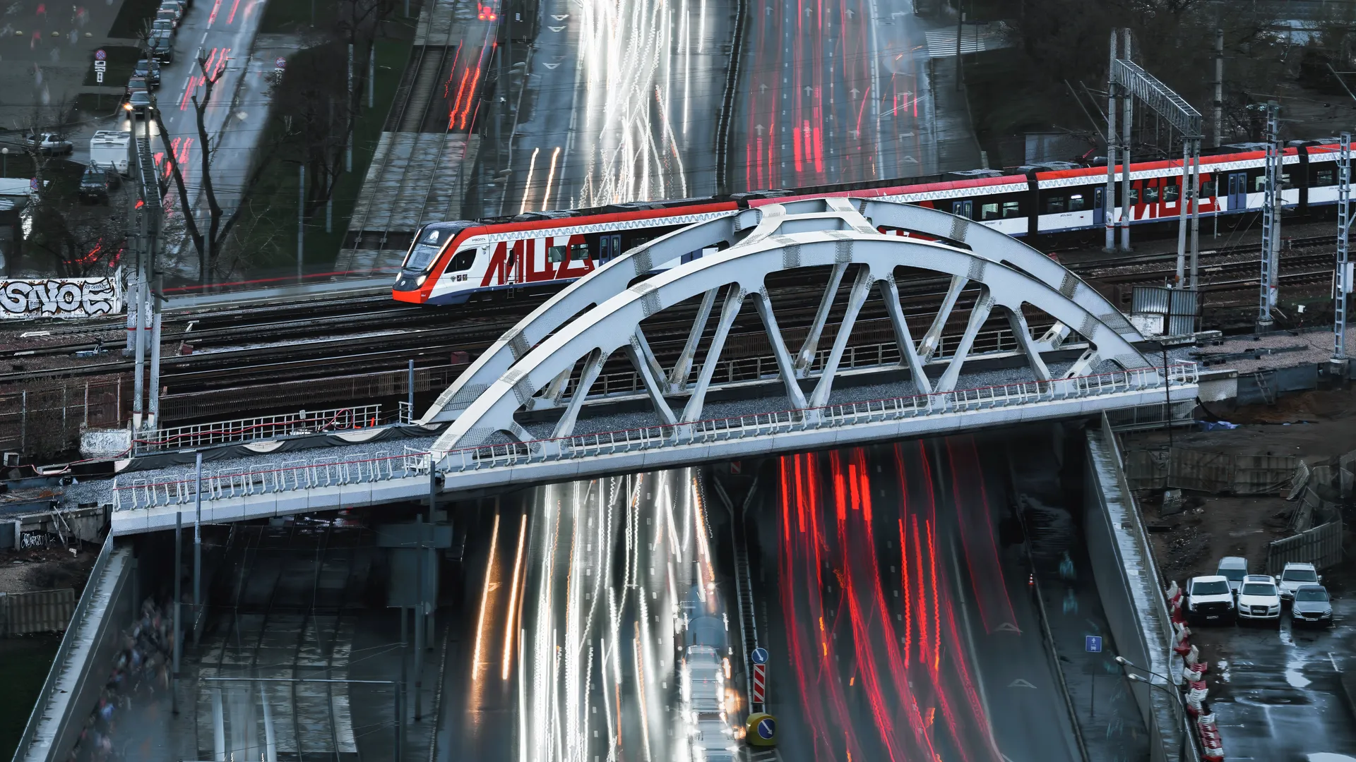 Электричка МЦД едет по железнодорожному мосту в Подмосковье