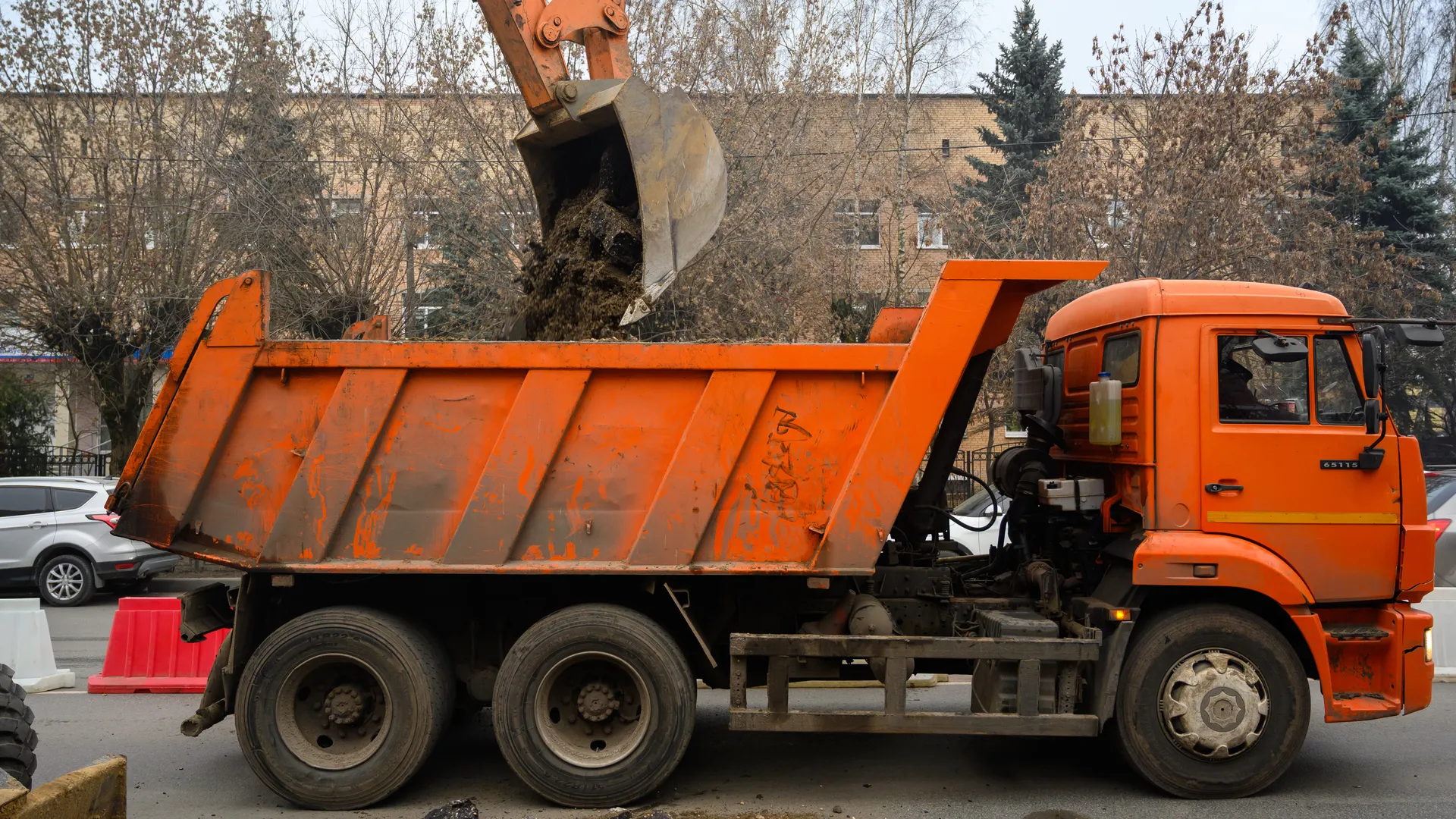 Рабочие Мособлводоканала укладывают асфальт в Орехово-Зуево после ремонта водопровода