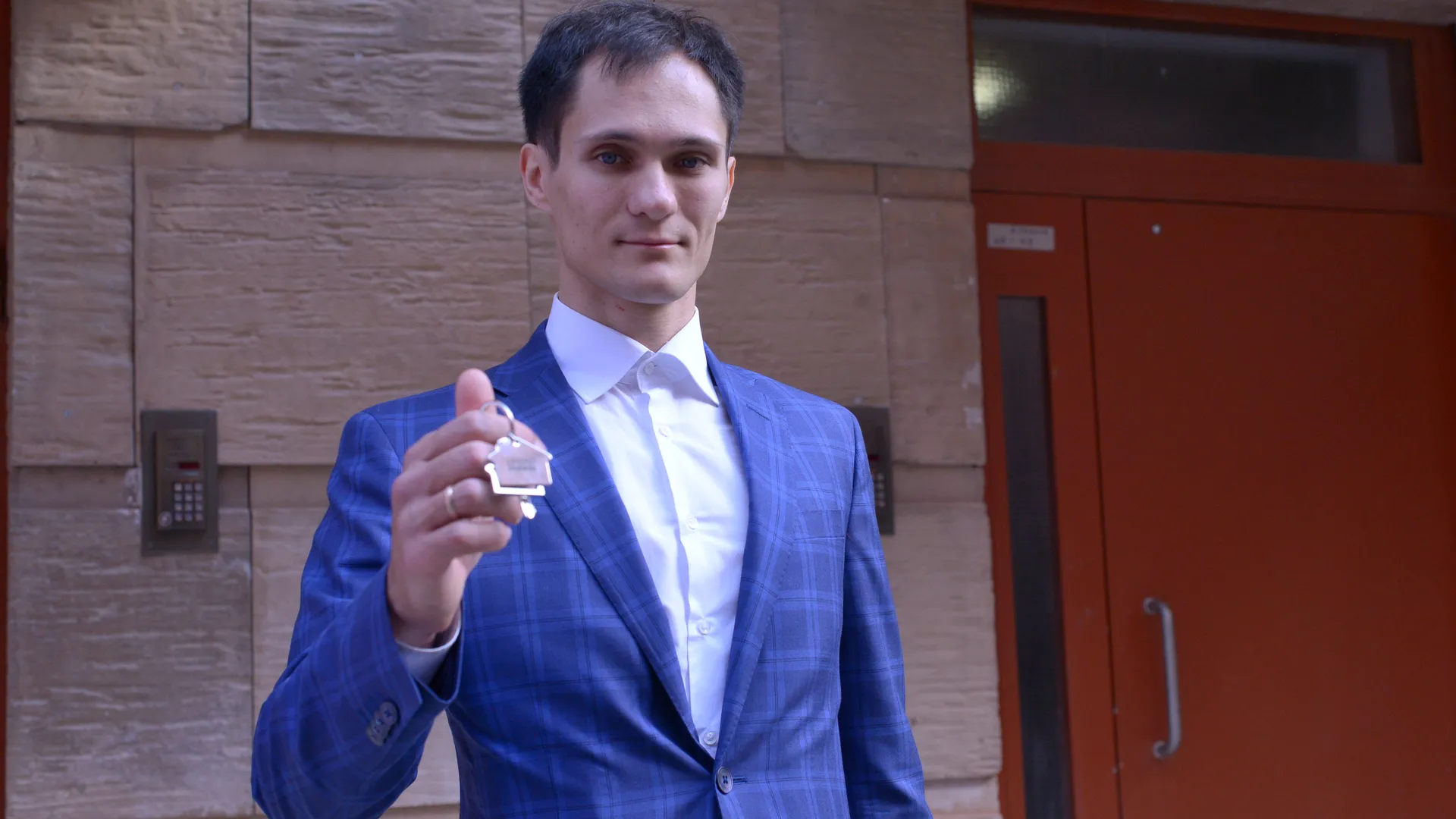 Вручение ключей от квартиры олимпийскому чемпиону Владимиру Григорьеву