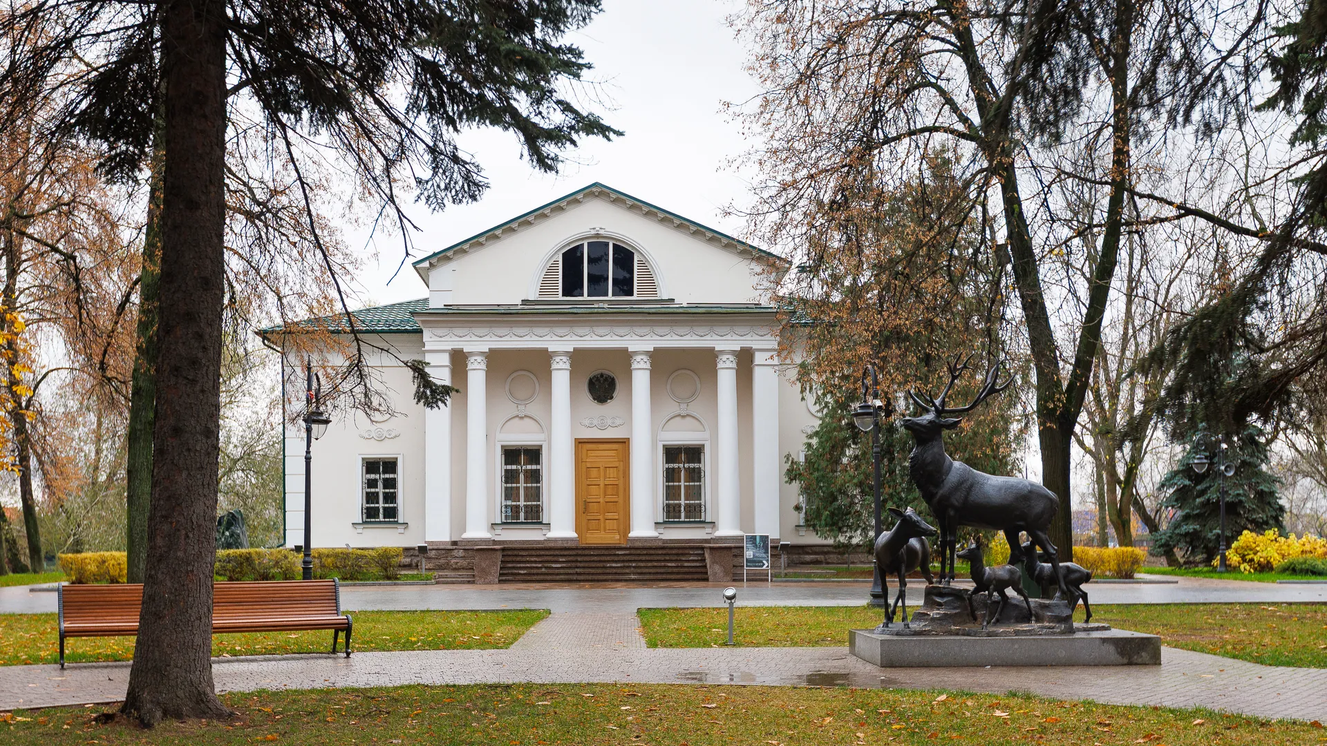 Жанровая скульптура «Олени» в парке усадьбы Белая Дача в Котельниках осенью