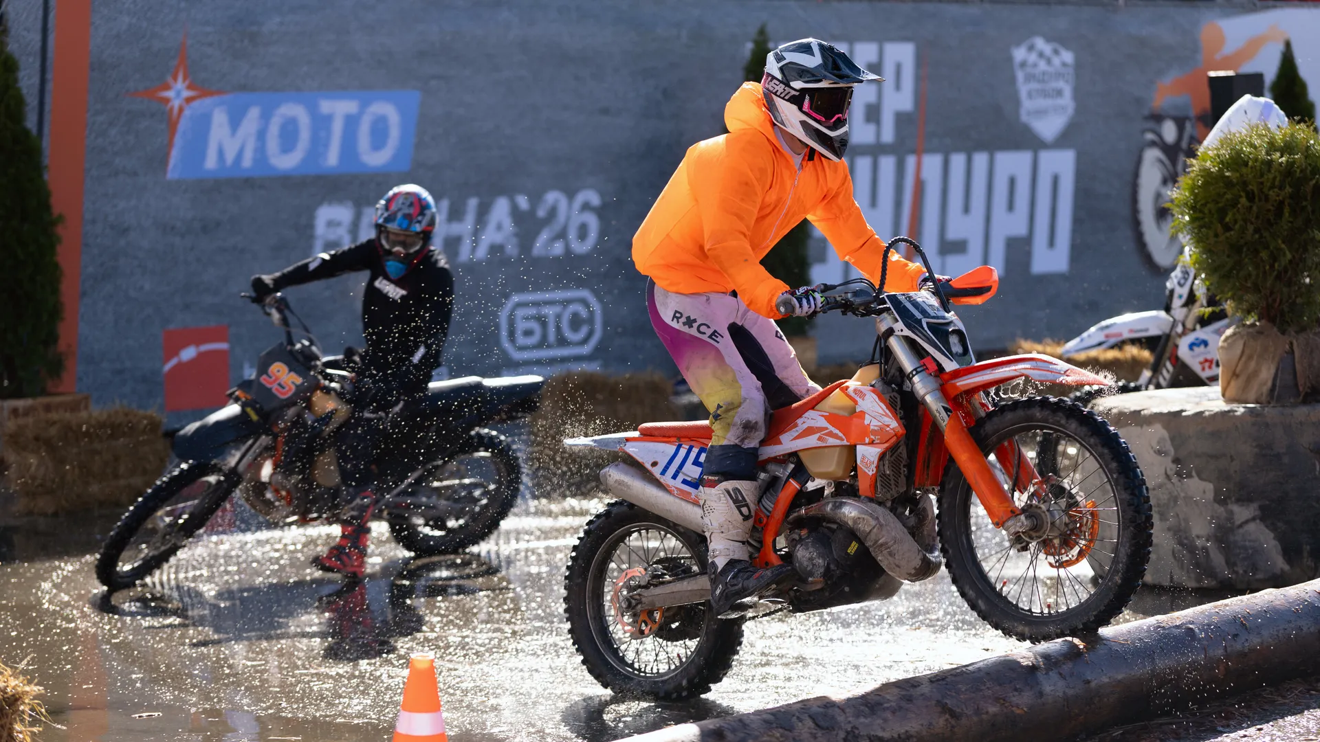 «Мотовесна-2026»: заезд по трассе с препятствиями на мотоциклах суперэндуро в Центральном парке «Патриот»