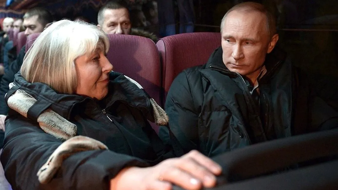Владимир Путин в Хабаровске после наводнения на Дальнем Востоке, 2013 год. Он пригласил пострадавших от наводнения на новогодний прием, куда они прибыли вместе с главой государства на одном автобусе