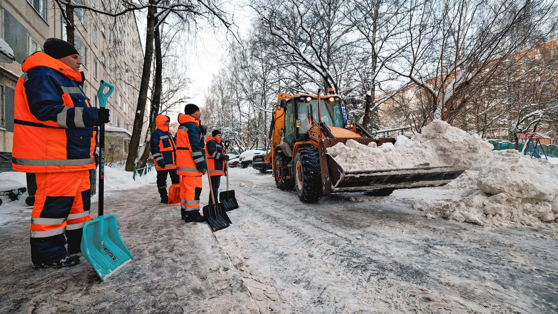 Уборка снега в поселке Большие Вяземы Одинцовского округа