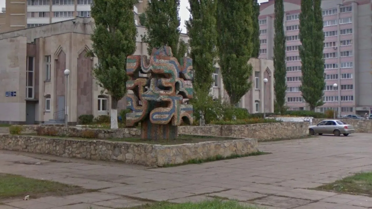 Cкульптура «Метеорит» в Набережных Челнах