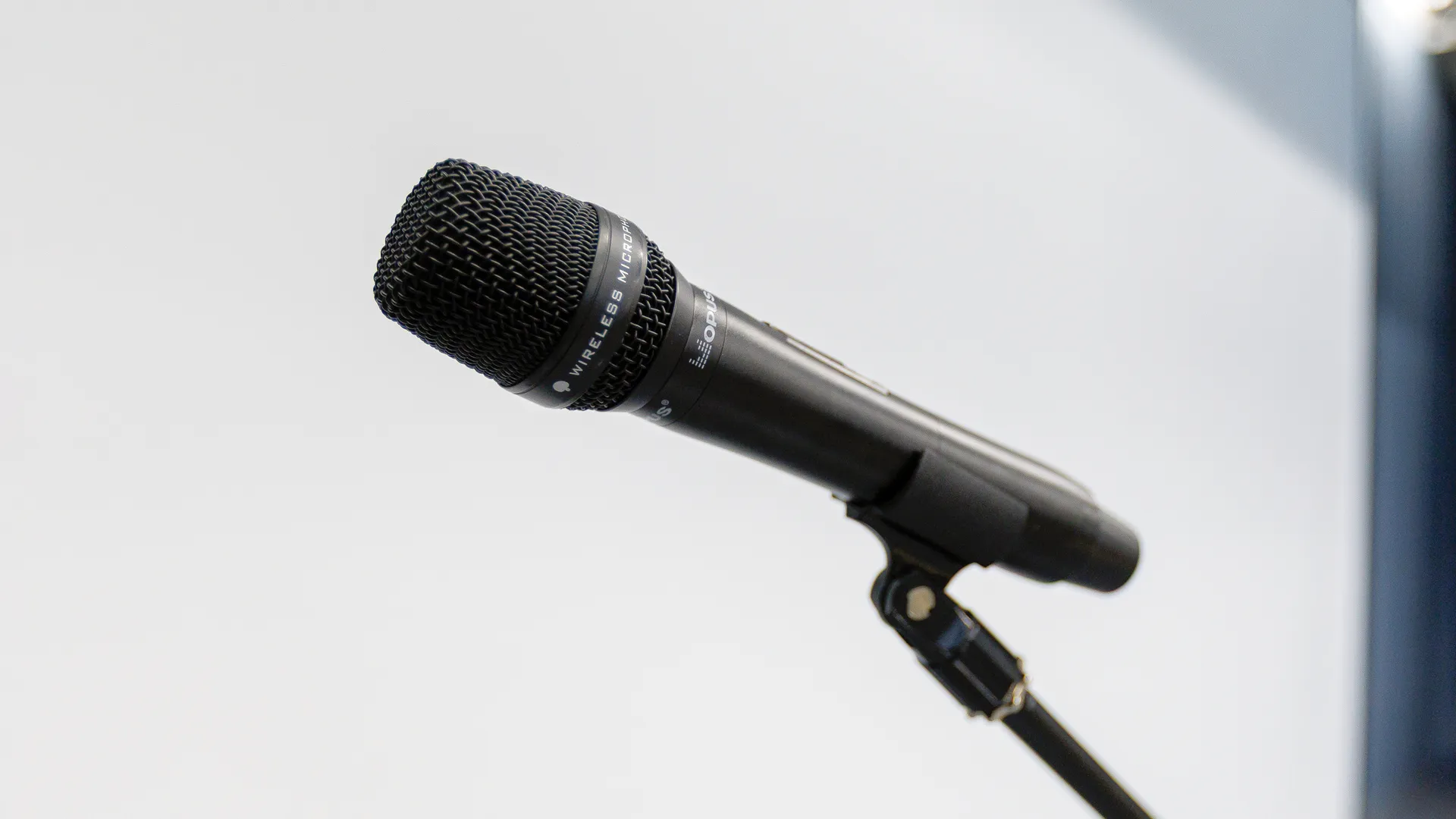 Микрофон в актовом зале в новой школе ЖК «Новое Пушкино»