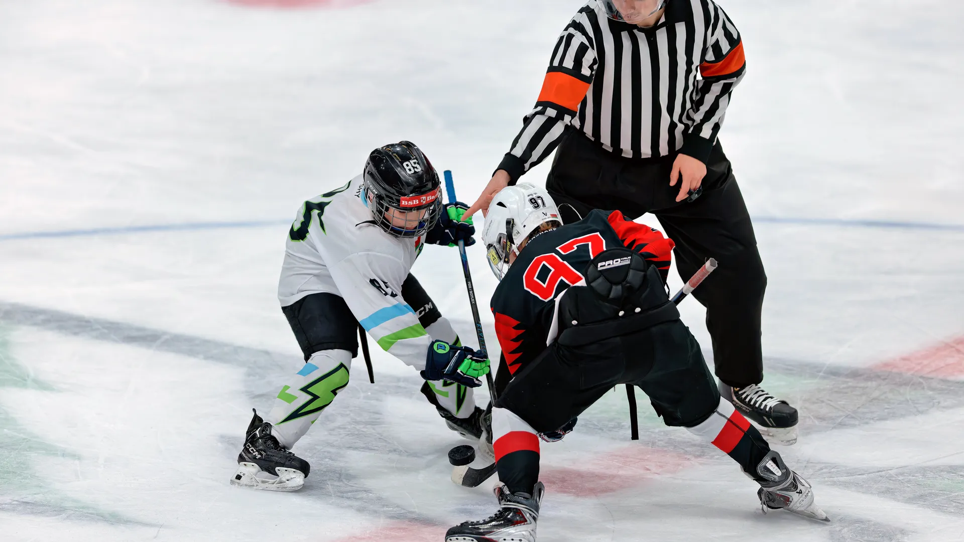 Хоккейный матч за бронзовую медаль в Кубке Ю. Ляпкина между «Динамо Джуниверс» и Школой им. Р. Салея из Белоруссии