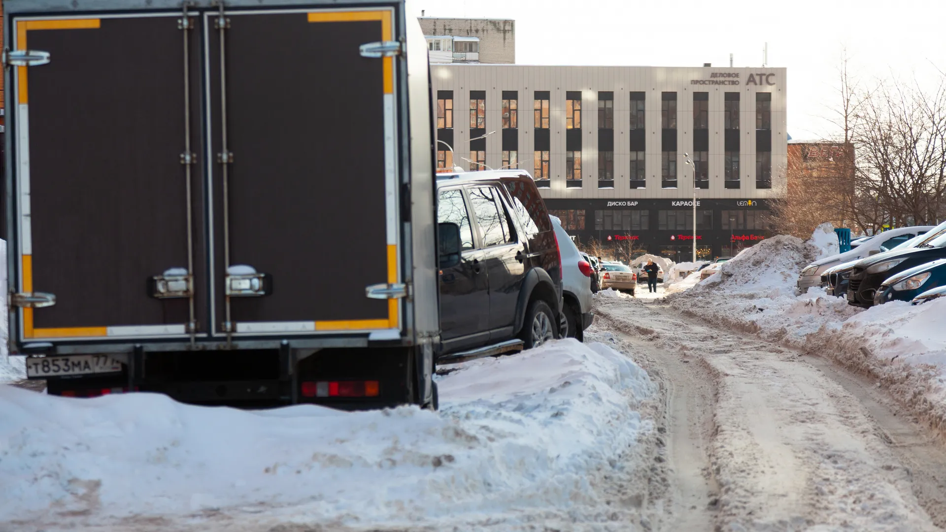Зимние виды улиц города Дзержинский