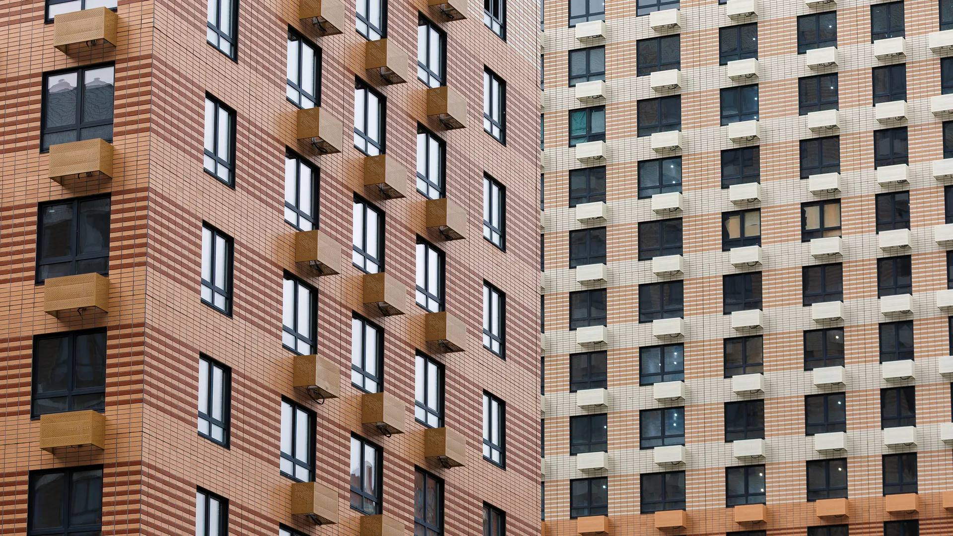 Многоэтажки в городе Котельники осенью