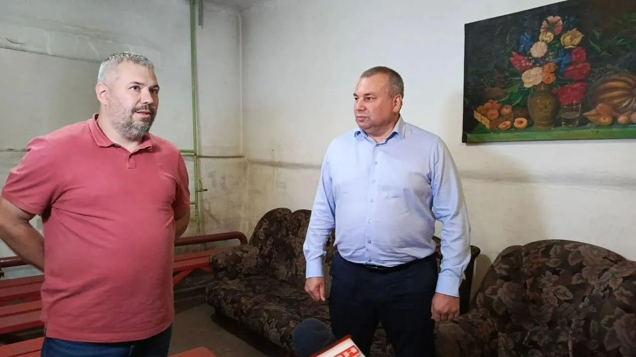 Денис Ильин (справа) в одном из укрытий Новокузнецка. Сзади мэра — диваны