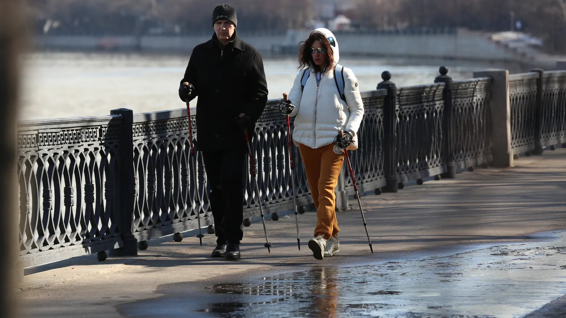 Пара гуляет по Воробьевской набережной