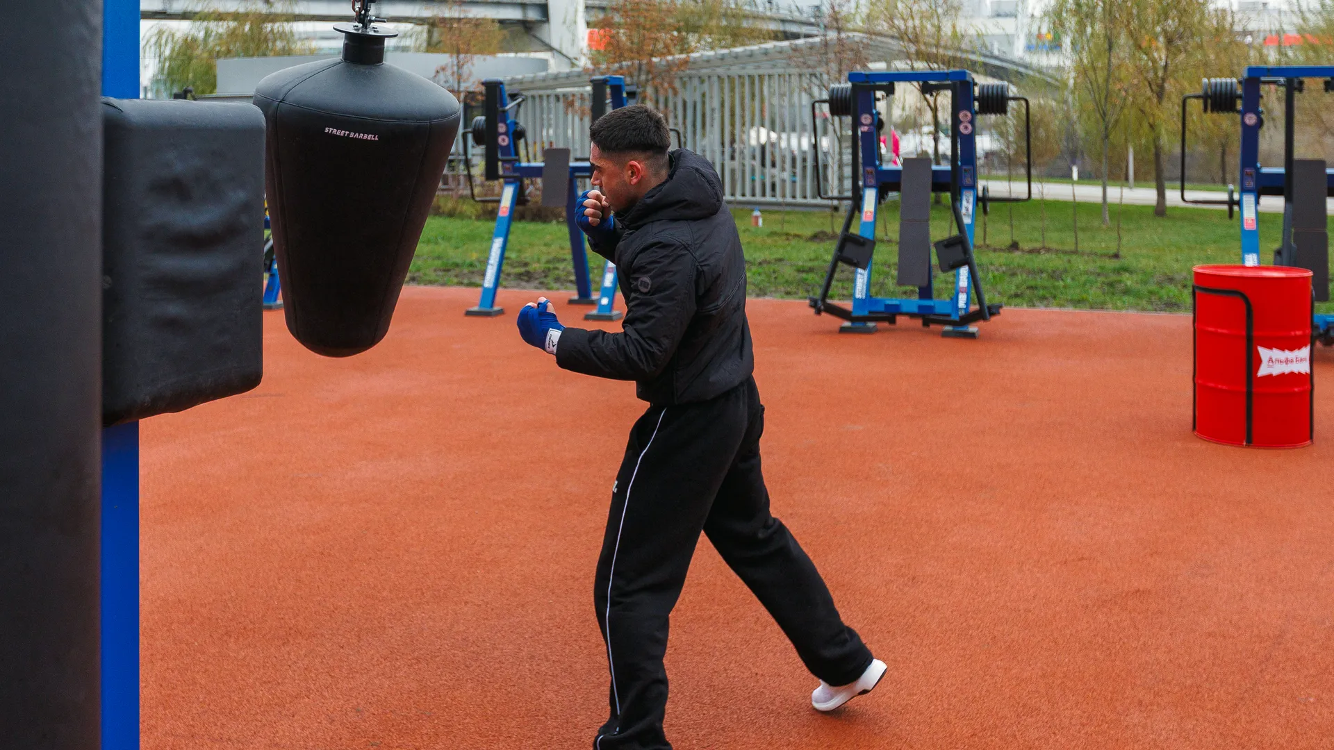 Народная фитнес-площадка на набережной микрорайона Павшинская пойма в Красногорске