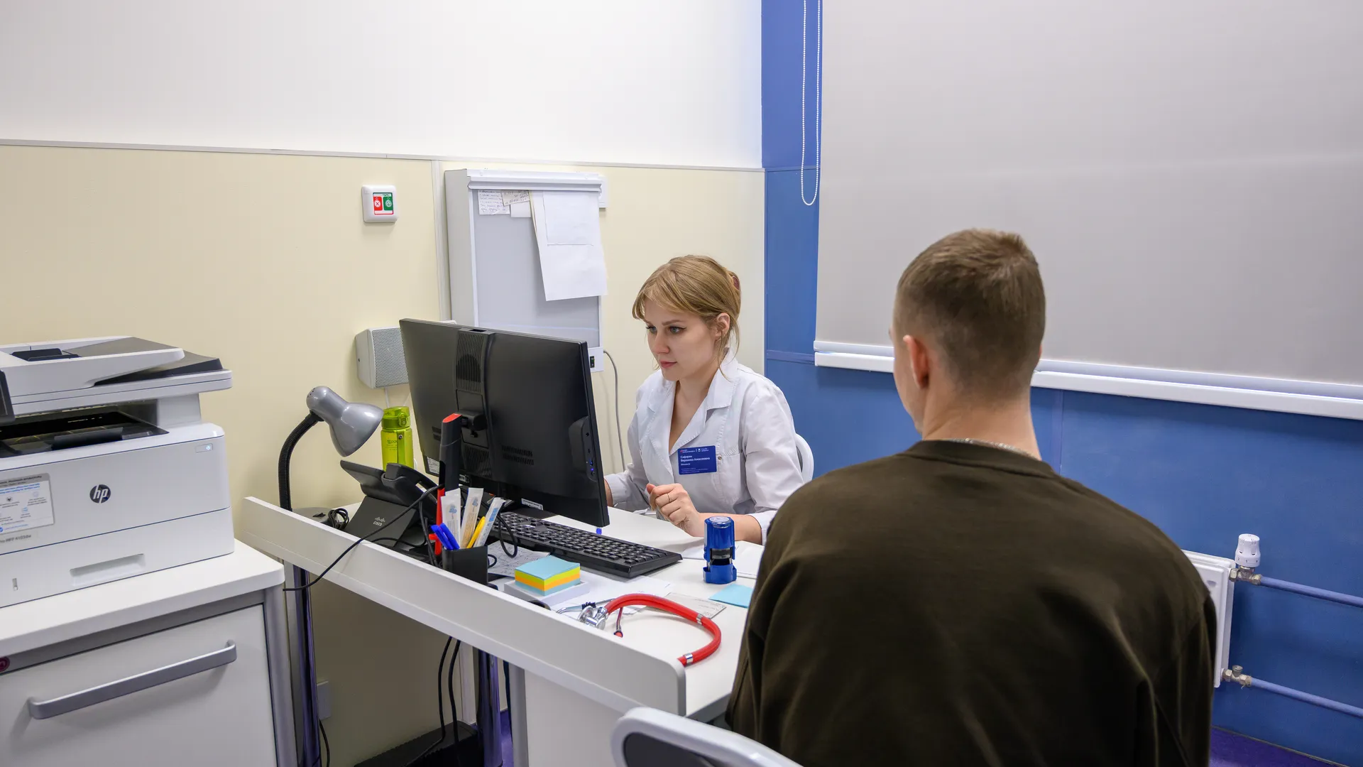 Пациент на приеме у врача в поликлинике поселка Октябрьский округа Люберцы