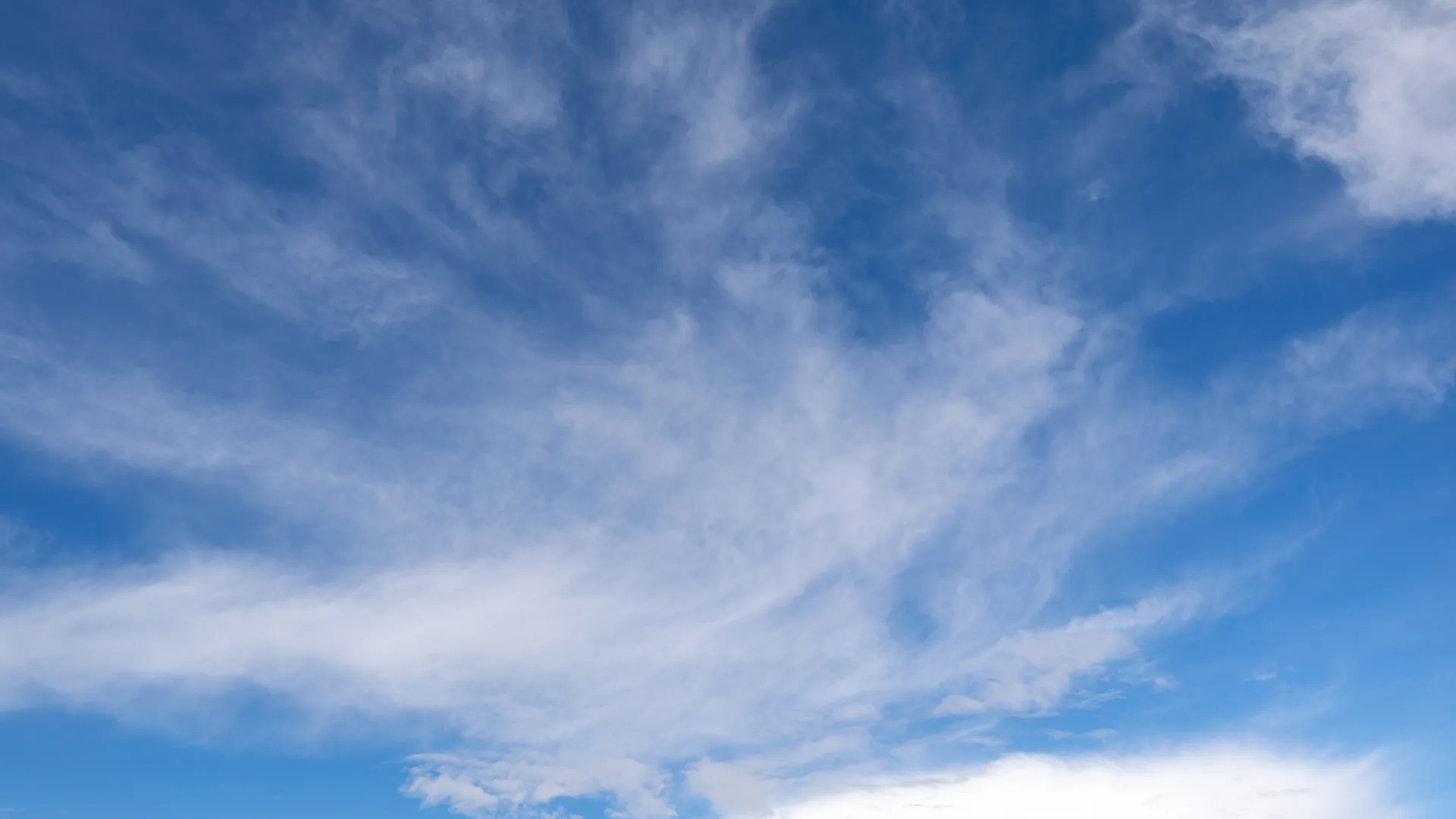 Голубое небо с облаками в Подмосковье