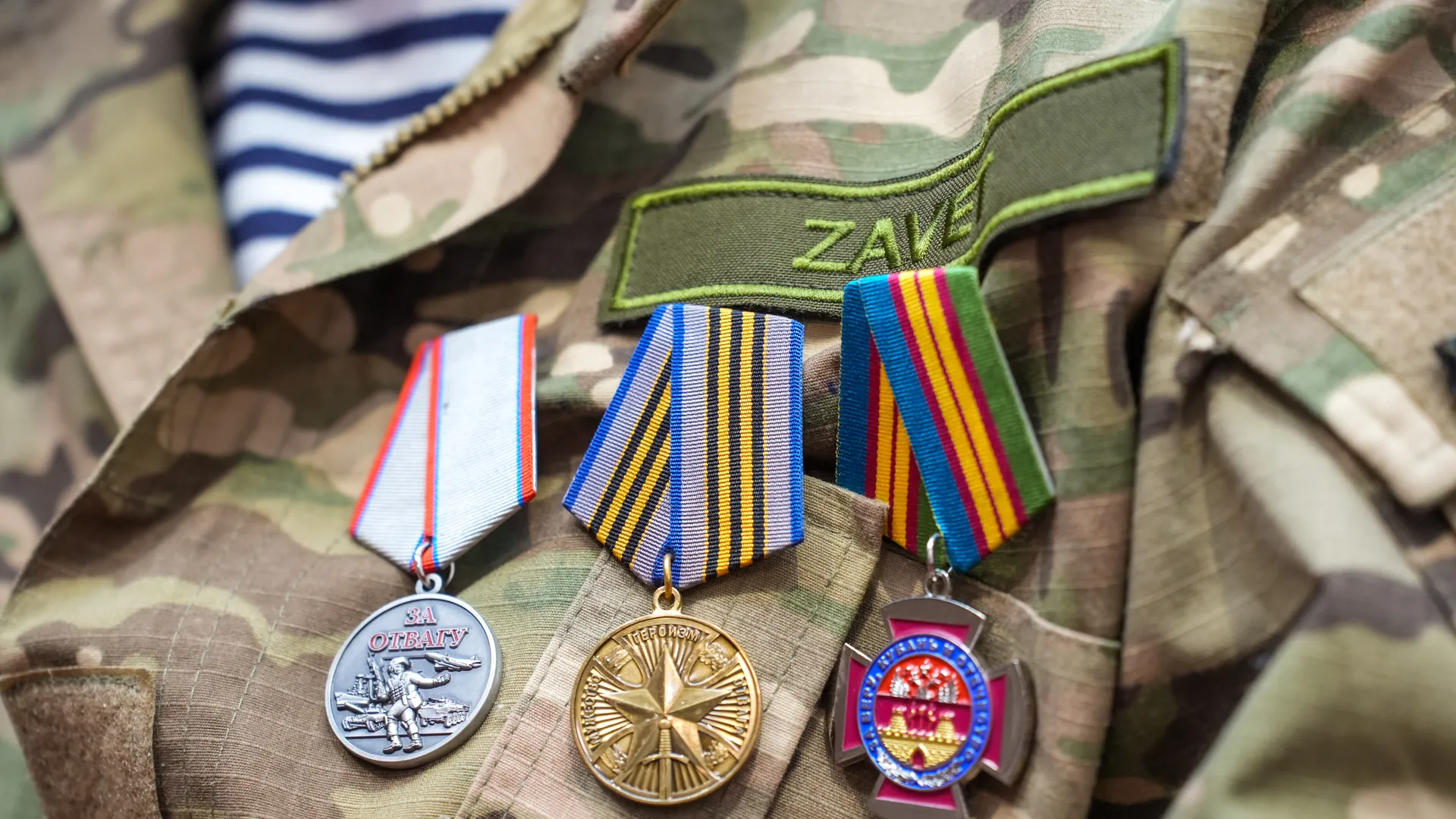 Вручение добровольцам отряда БАРС медалей «За храбрость» II степени