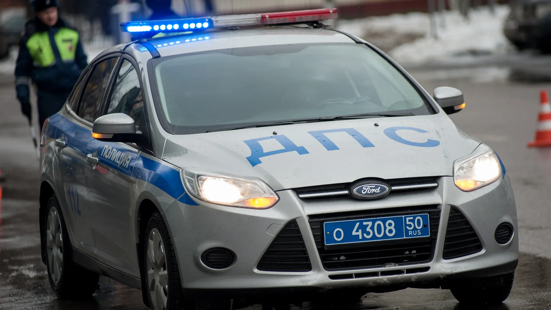 Сотрудники ГИБДД поздравляют женщин в преддверии 8 марта