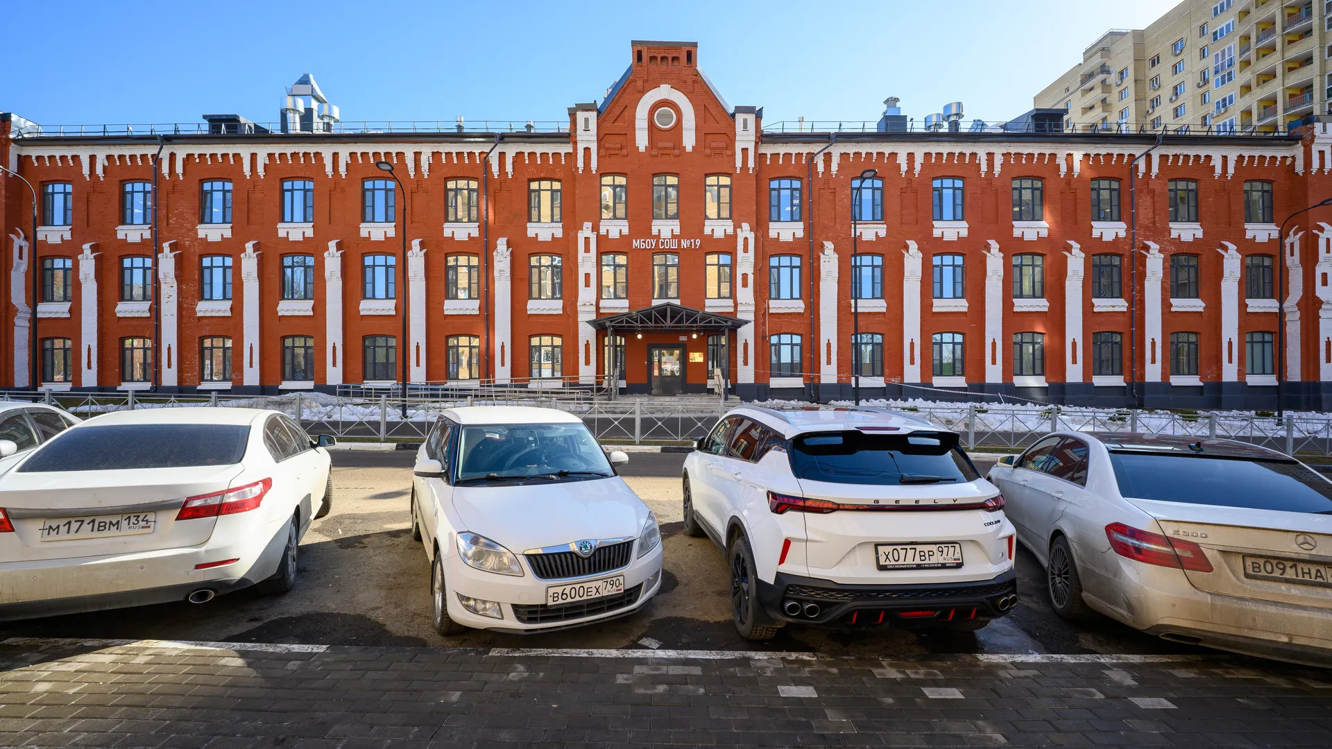 Новый корпус начальной школы образовательного комплекса №19 в историческом здании в Мытищах