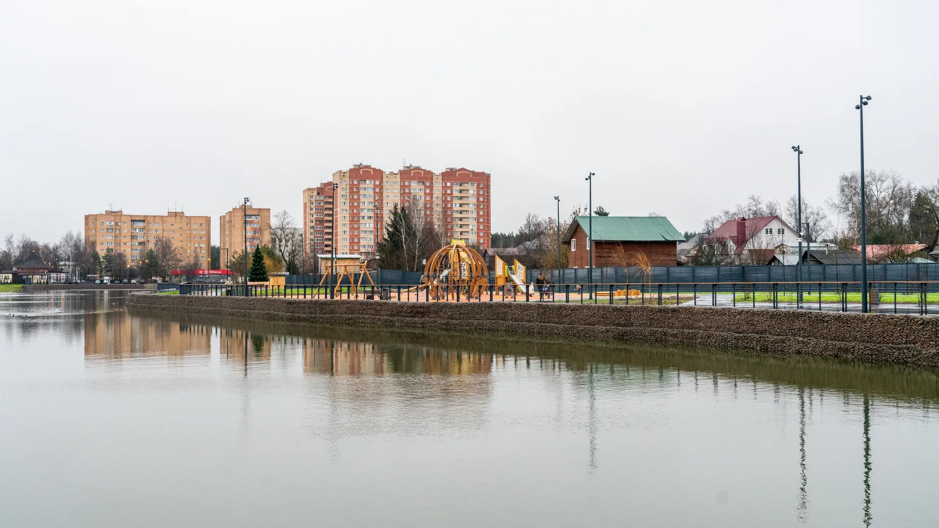Детская площадка на набережной Торфяного озера в Нахабино округа Красногорск
