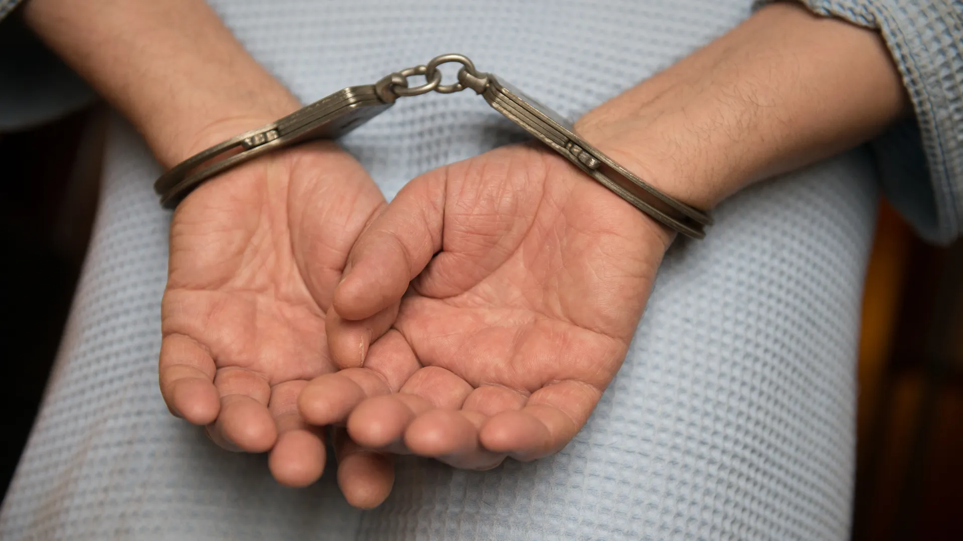 Мужчина в наручниках
