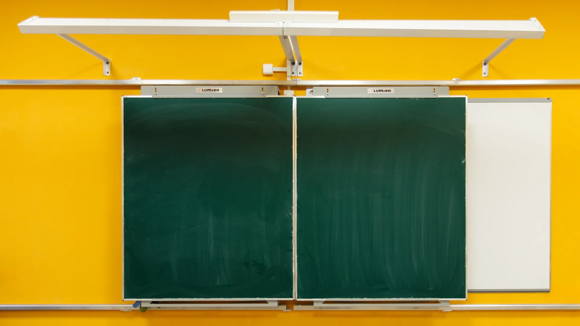 Школьная доска в средней школе № 24 им. С. А. Красовского в п. Монино округа Щелково после капитального ремонта