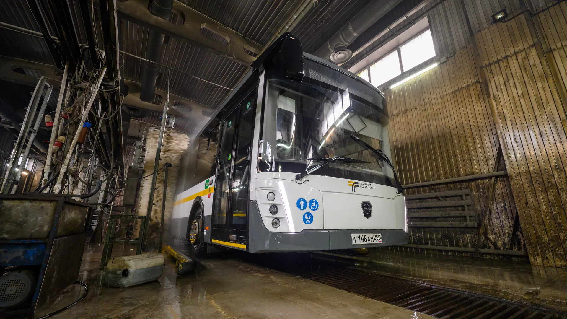 Мойка кузова автобуса перед отправлением в рейс