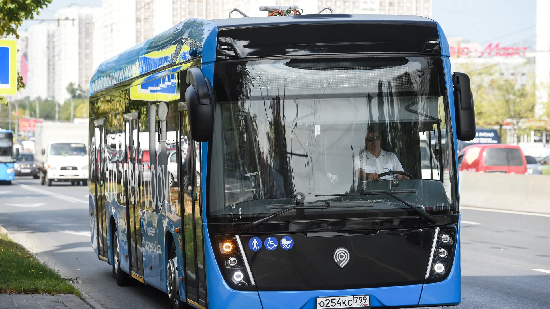 Первый электробус вышел на маршрут в Москве