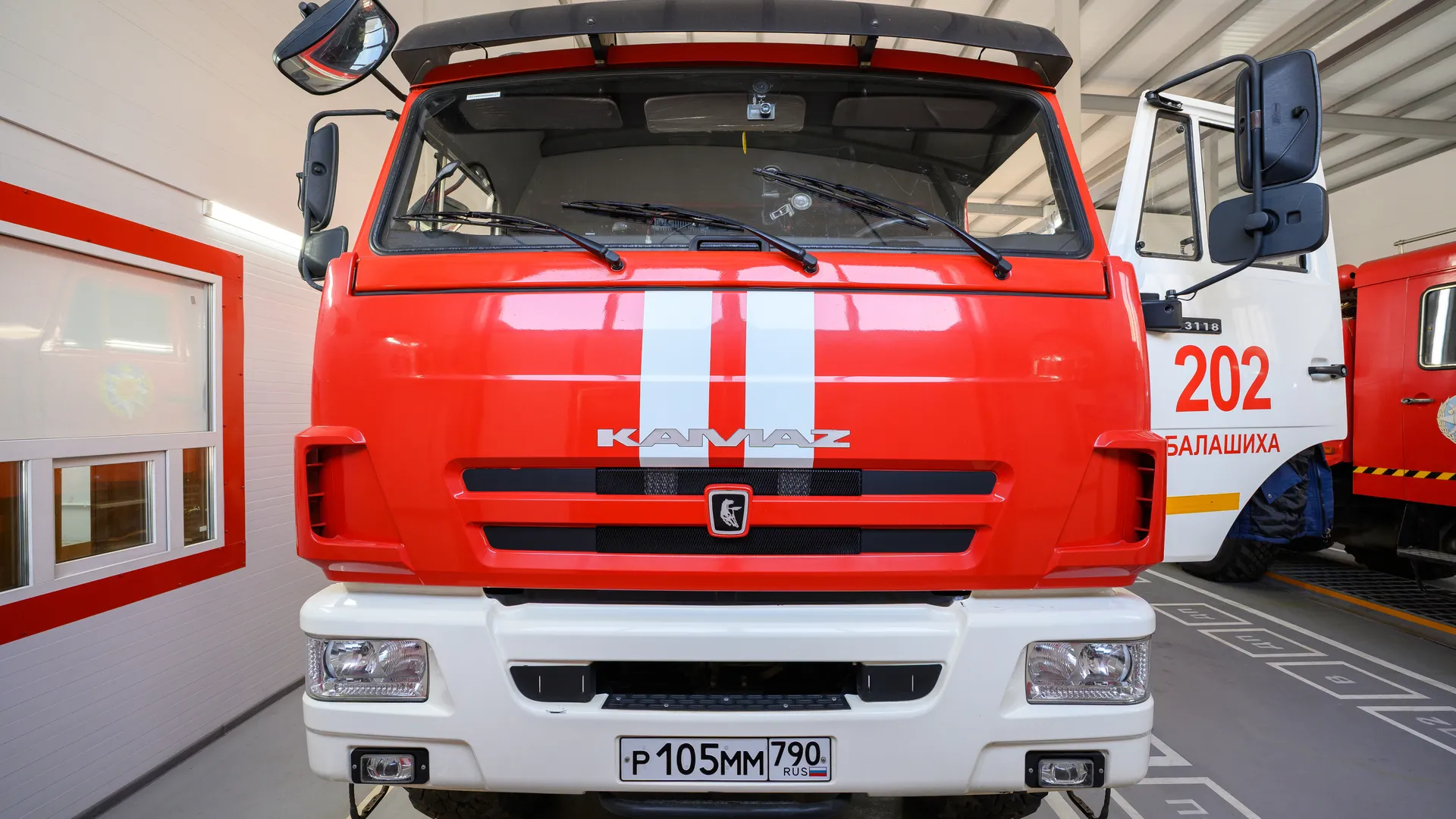 Пожарная машина в гараже нового пожарного депо ПСЧ-202 Мособлпожспаса в Балашихе