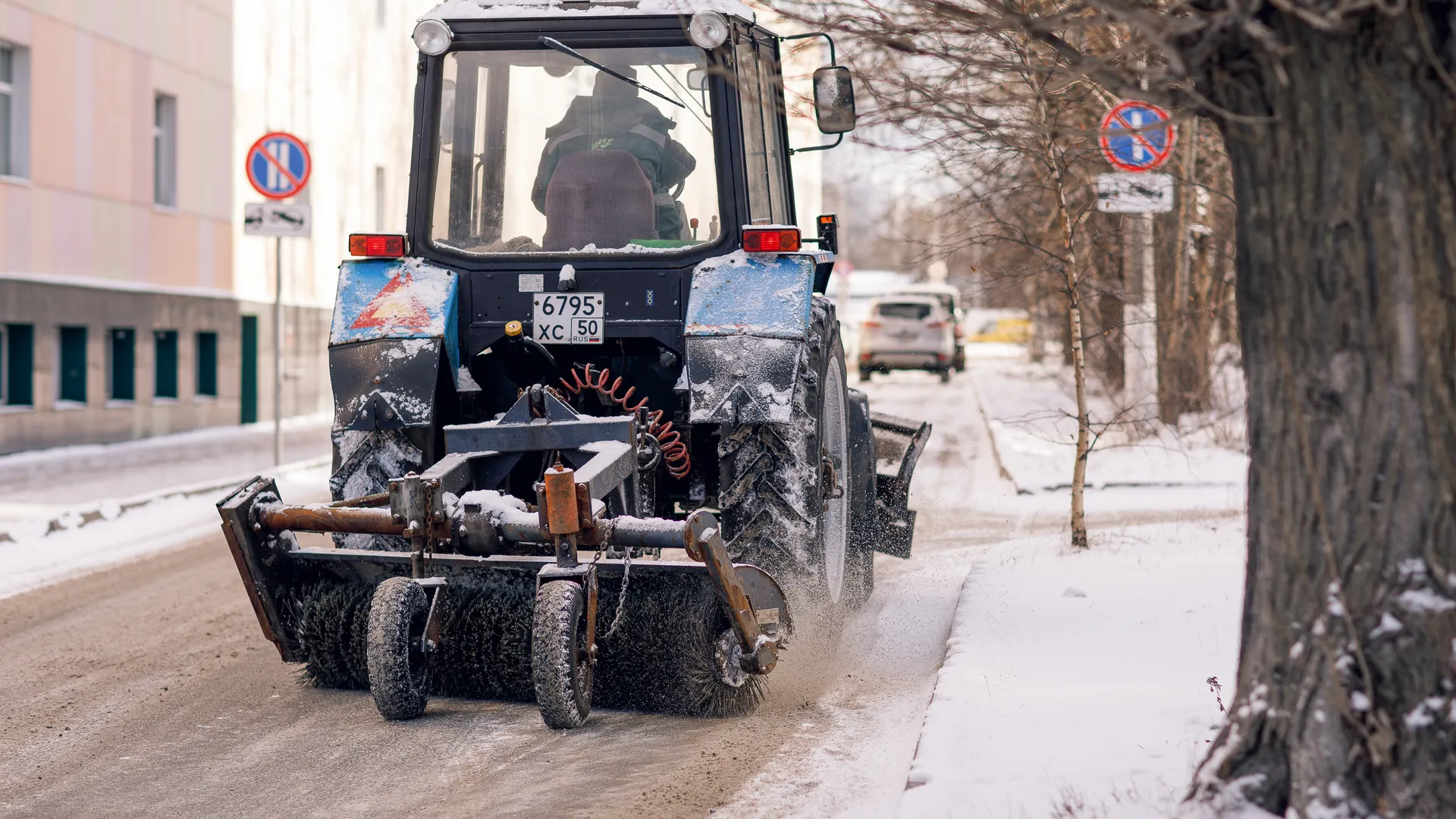 Уборка территории дворов от снега в Балашихе