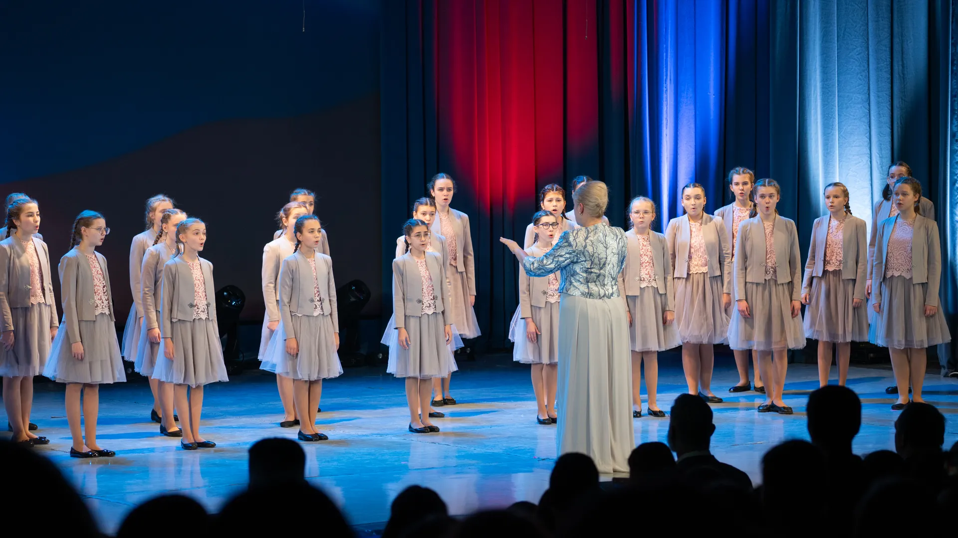 Хор на сцене ДК «Подмосковье» в Красногорске на фестивале ко Дню народного единства