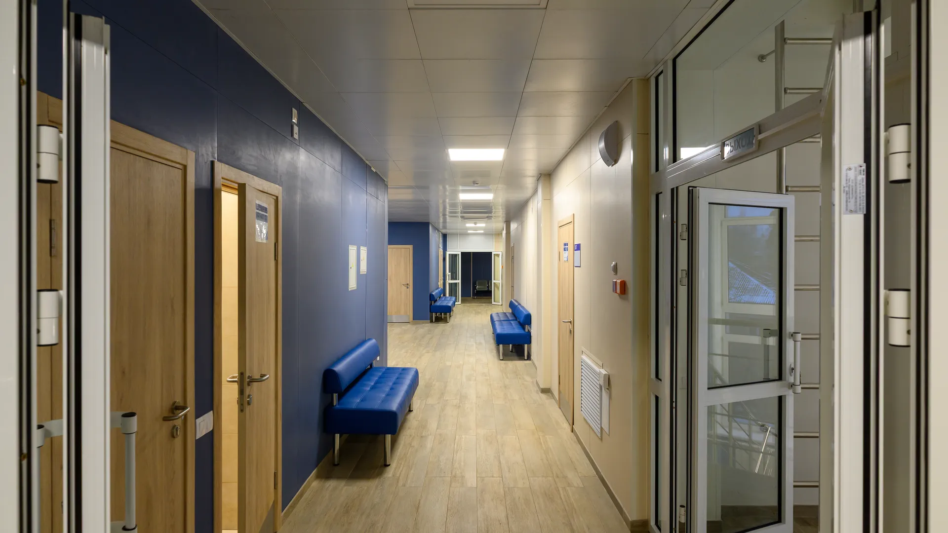 Зона комфортного ожидания взрослой поликлиники после капитального ремонта в Шатуре