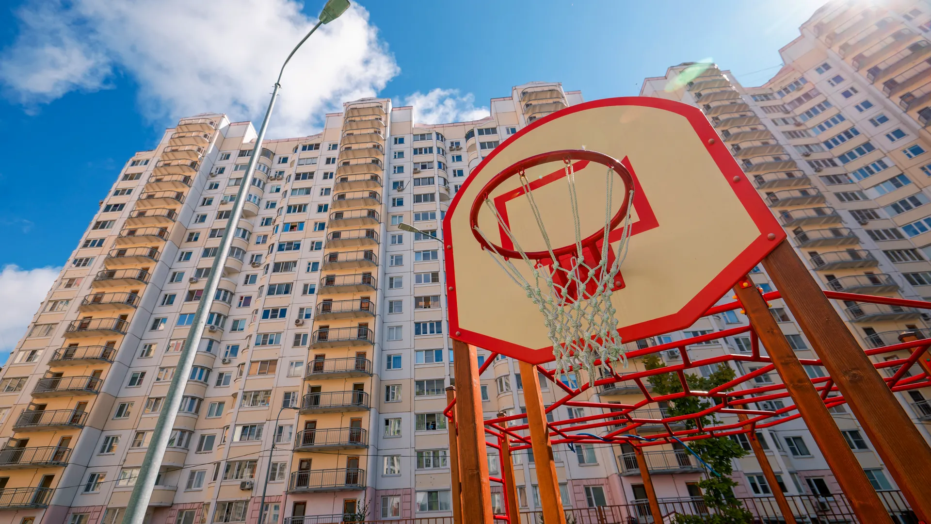 Спортивная площадка в новом детском саду «Серебряные росы» в поселке Андреевка