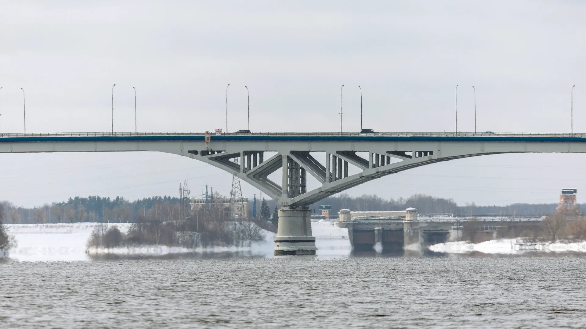 Зимний вид моста через Волгу в Дубне
