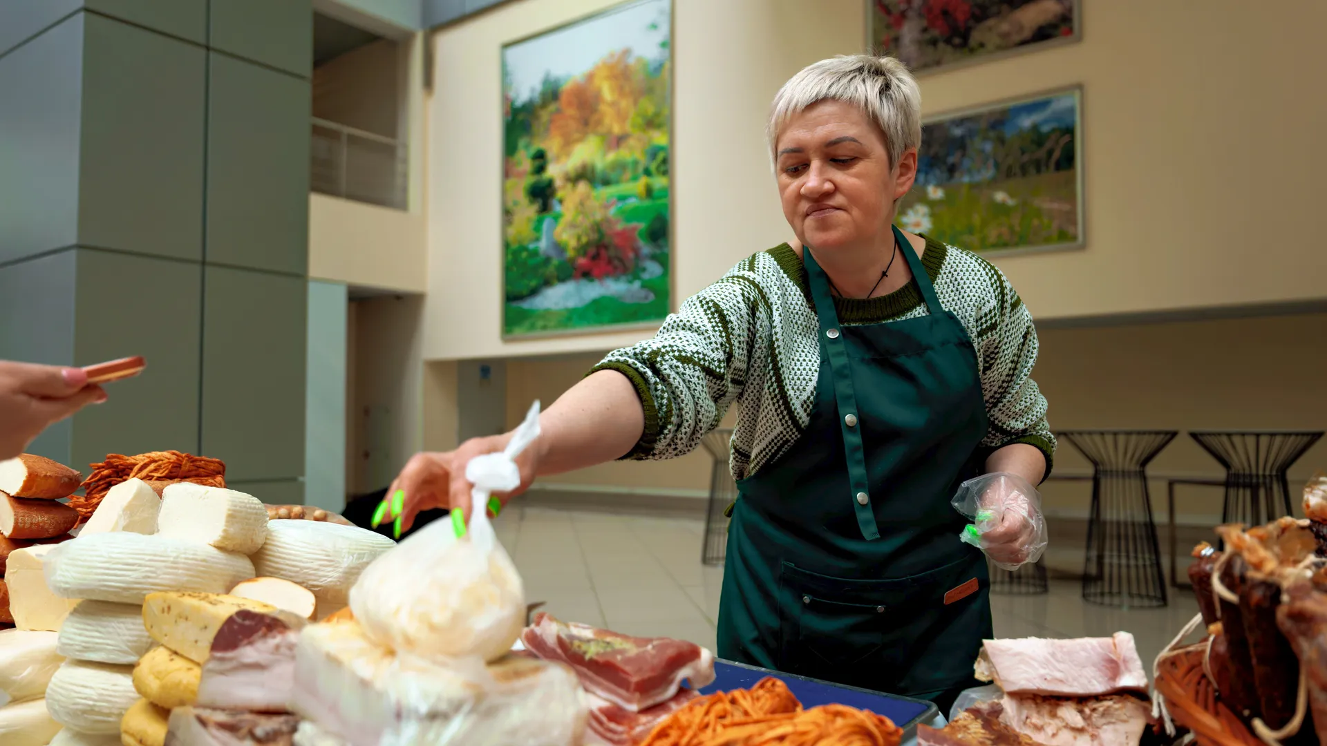 Мясные изделия и сыр на ярмарке фермерских продуктов «Вкусная пятница» в Красногорске