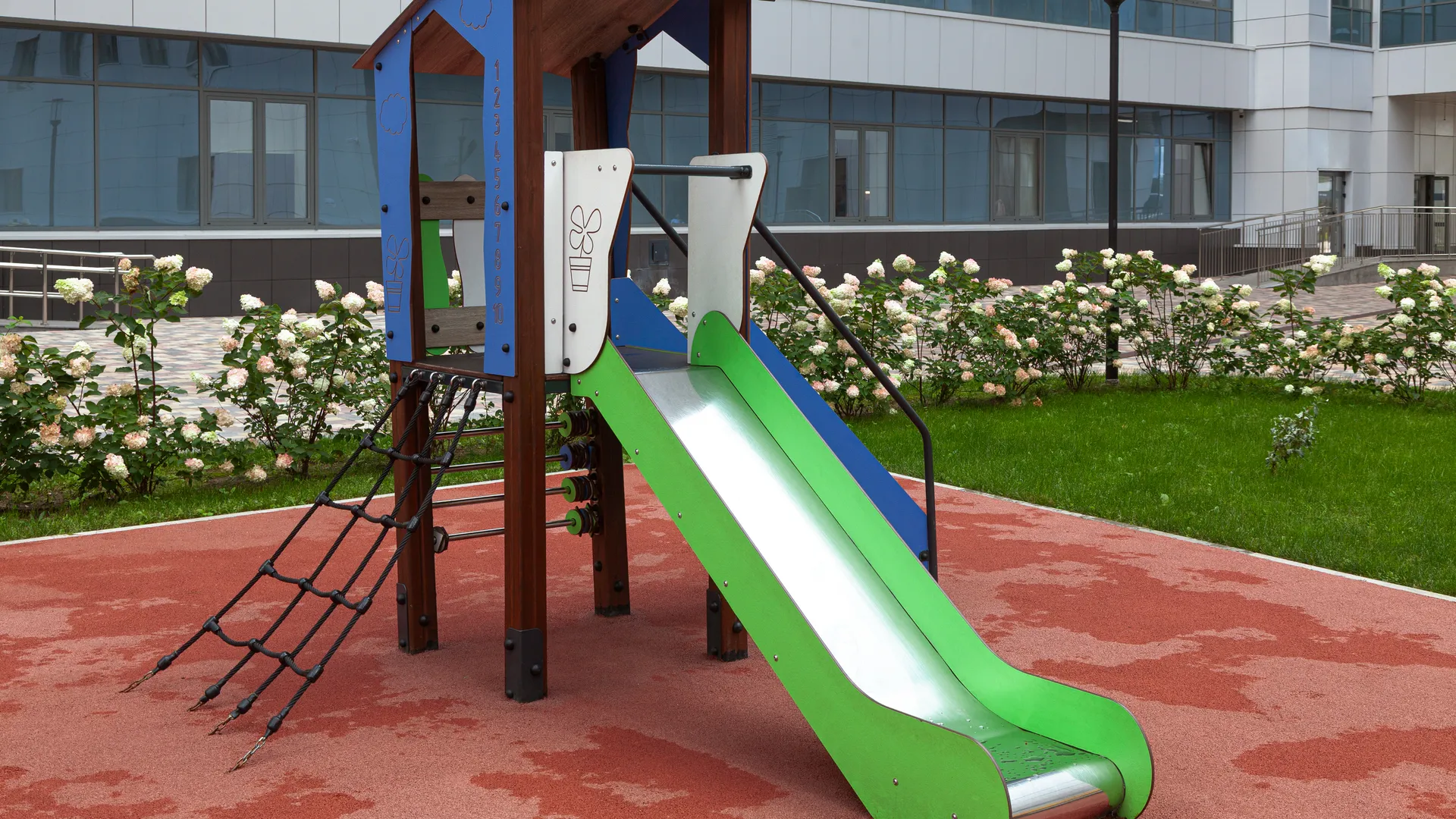 Детская площадка на внутреннем дворе Детского клинического центра им. Л. М. Рошаля в Красногорске