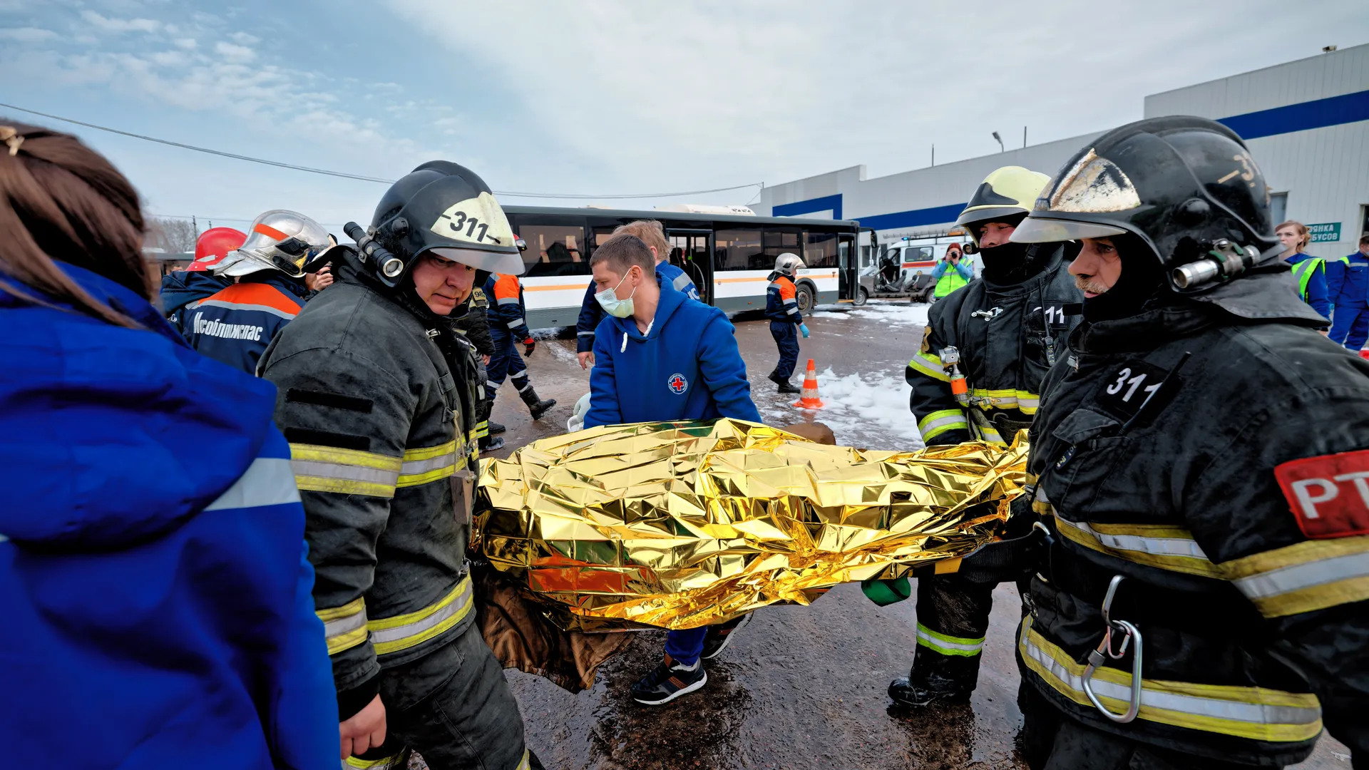 Помощь пострадавшему на месте ДТП на учениях Мособлпожспаса совместно с медициной катастроф в Чехове