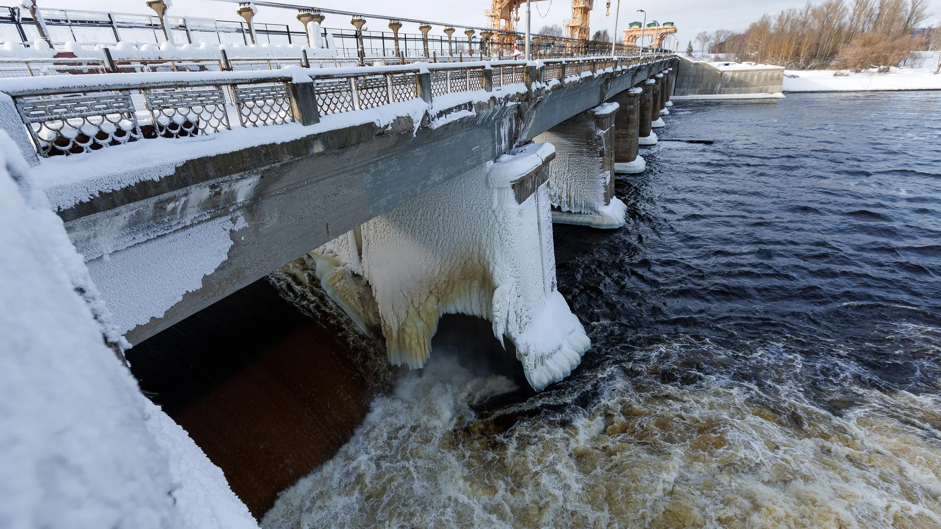 Зимние виды Иваньковской ГЭС в Дубне